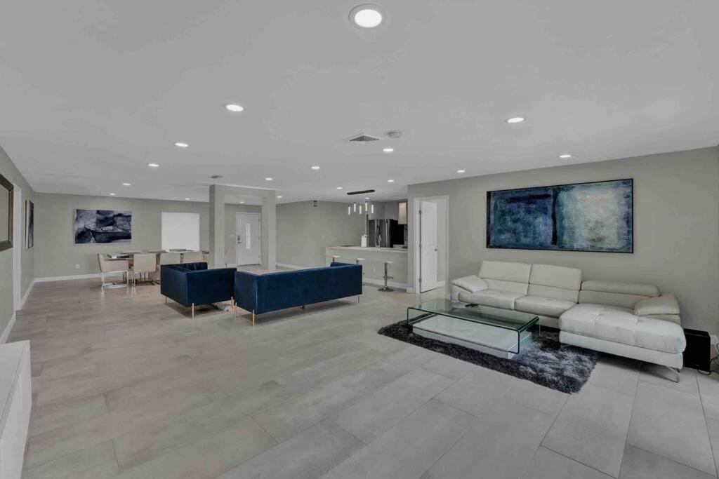 Luxurious 4 bedroom lake house 3min from Universal