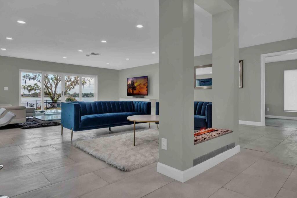 Luxurious 4 bedroom lake house 3min from Universal
