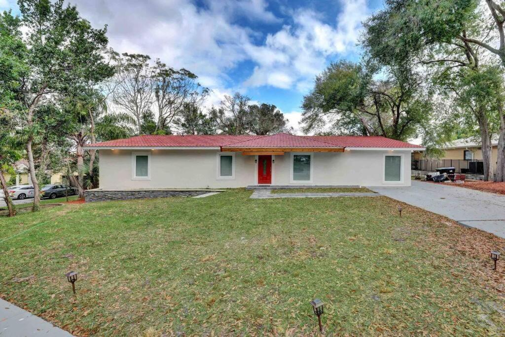 Luxurious 4 bedroom lake house 3min from Universal