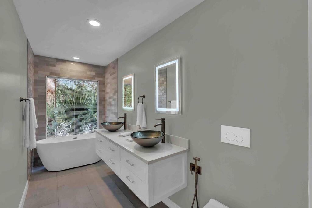 Luxurious 4 bedroom lake house 3min from Universal