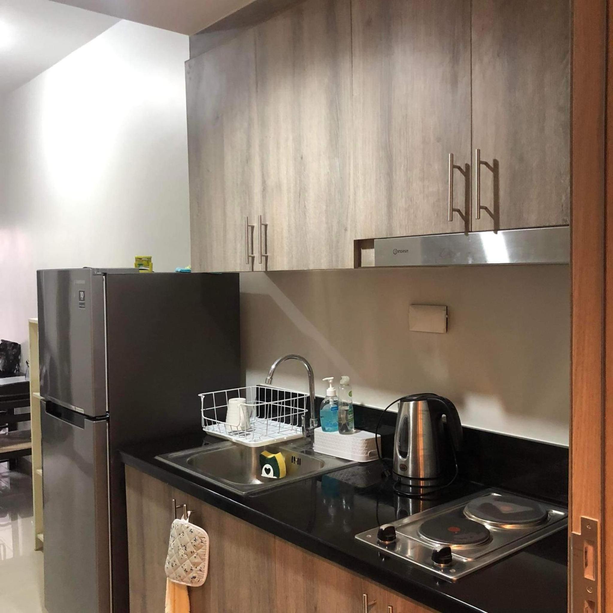 CONDO staycation Near Mall Of Asia view 3