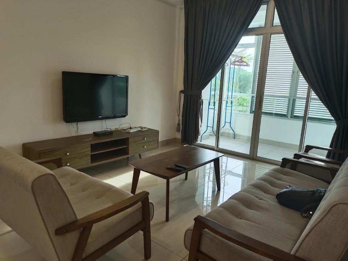 8pax Mount austin Midori Green homestay