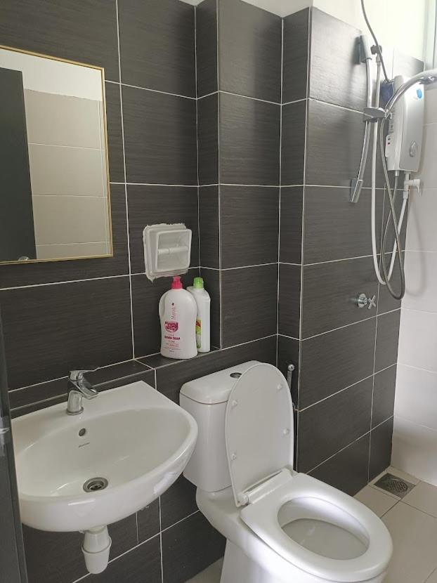 8pax Mount austin Midori Green homestay