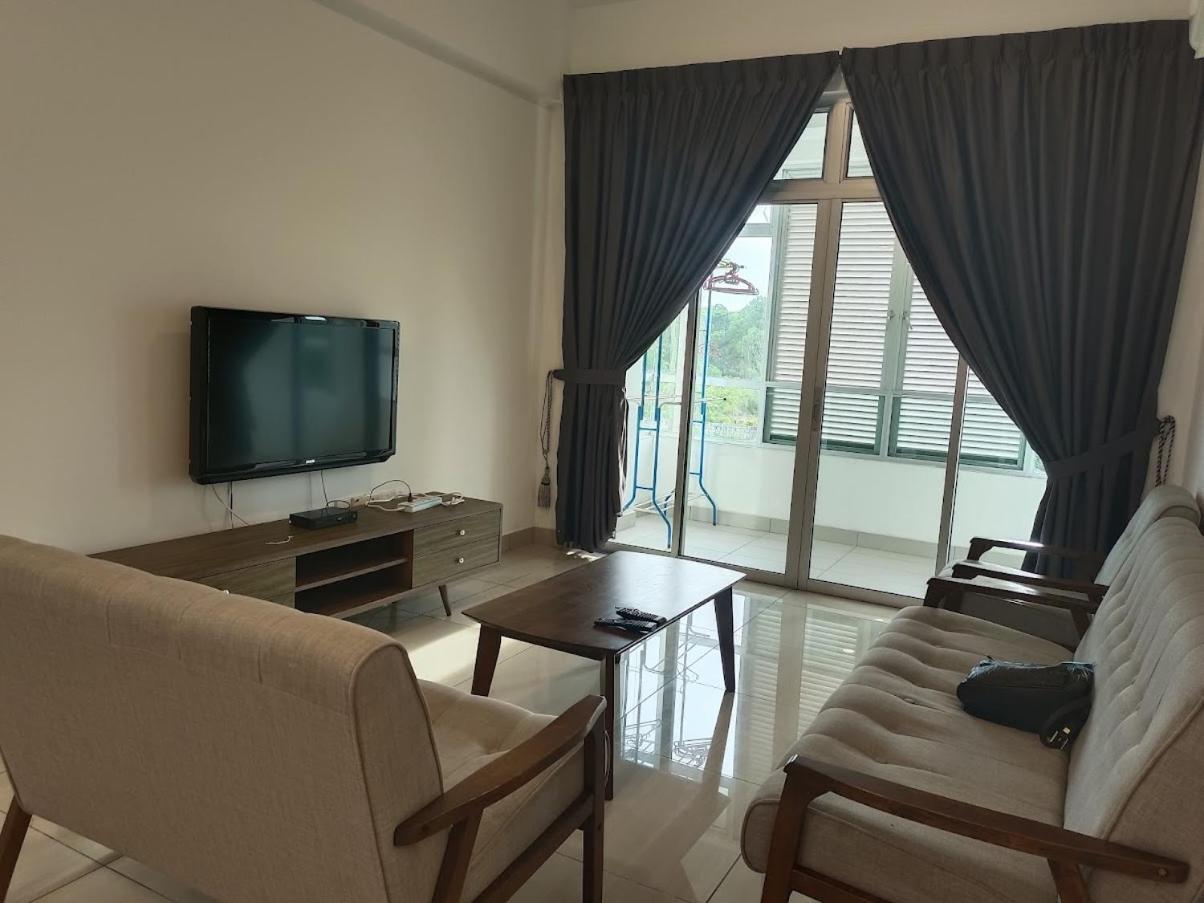8pax Mount austin Midori Green homestay