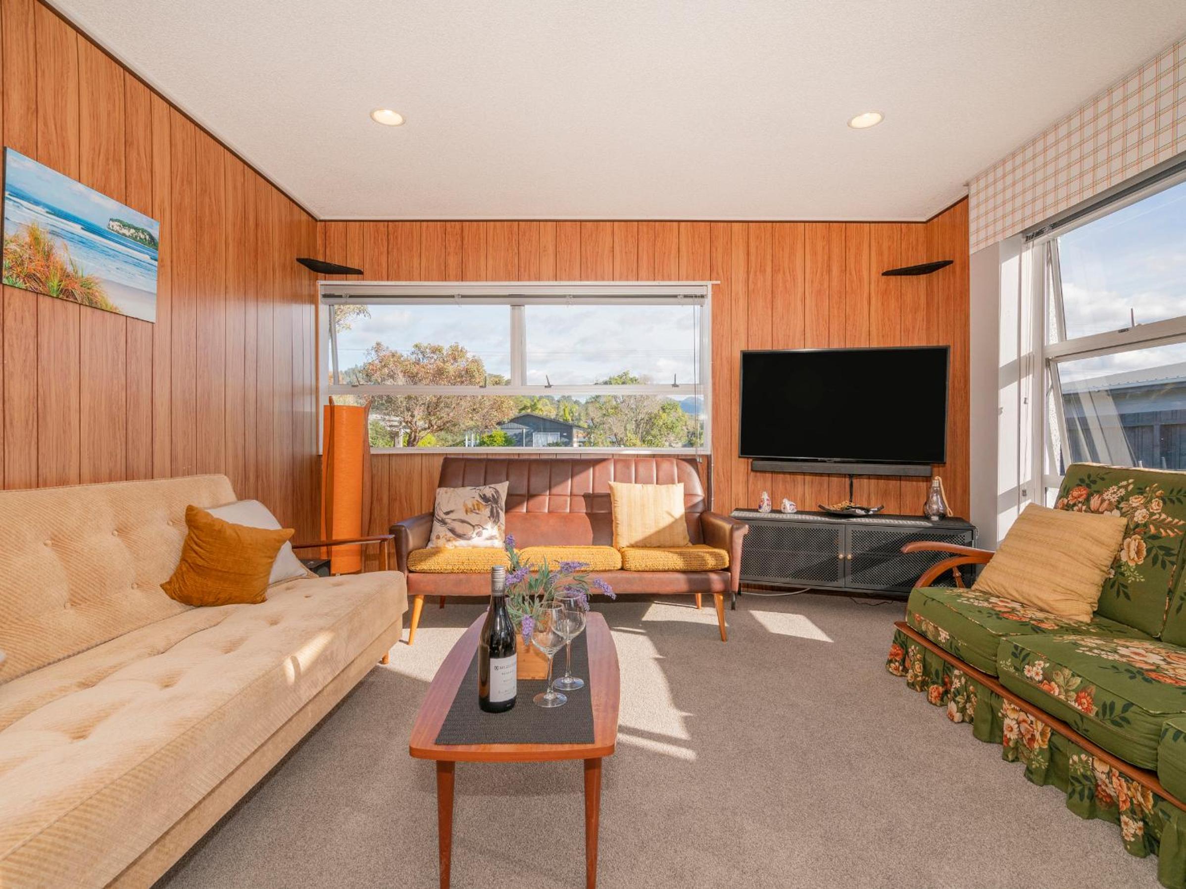 Lintons Sunshine Retreat - Whangamata Home view 2