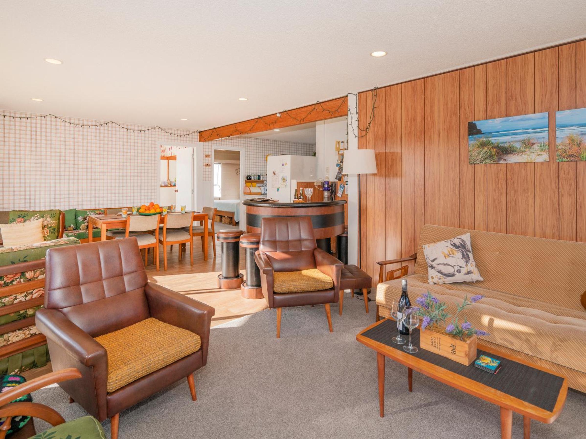 Lintons Sunshine Retreat - Whangamata Home view 3
