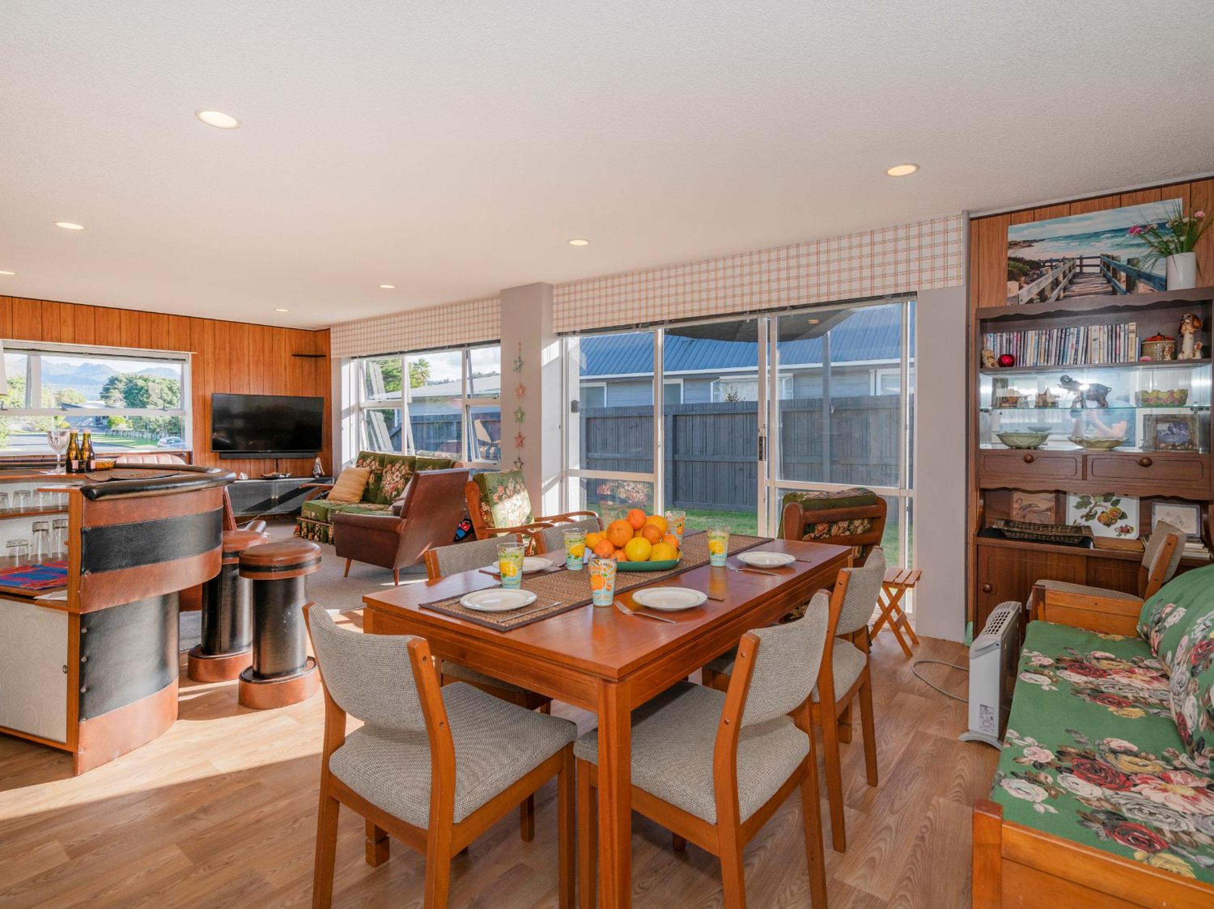 Lintons Sunshine Retreat - Whangamata Home view 4