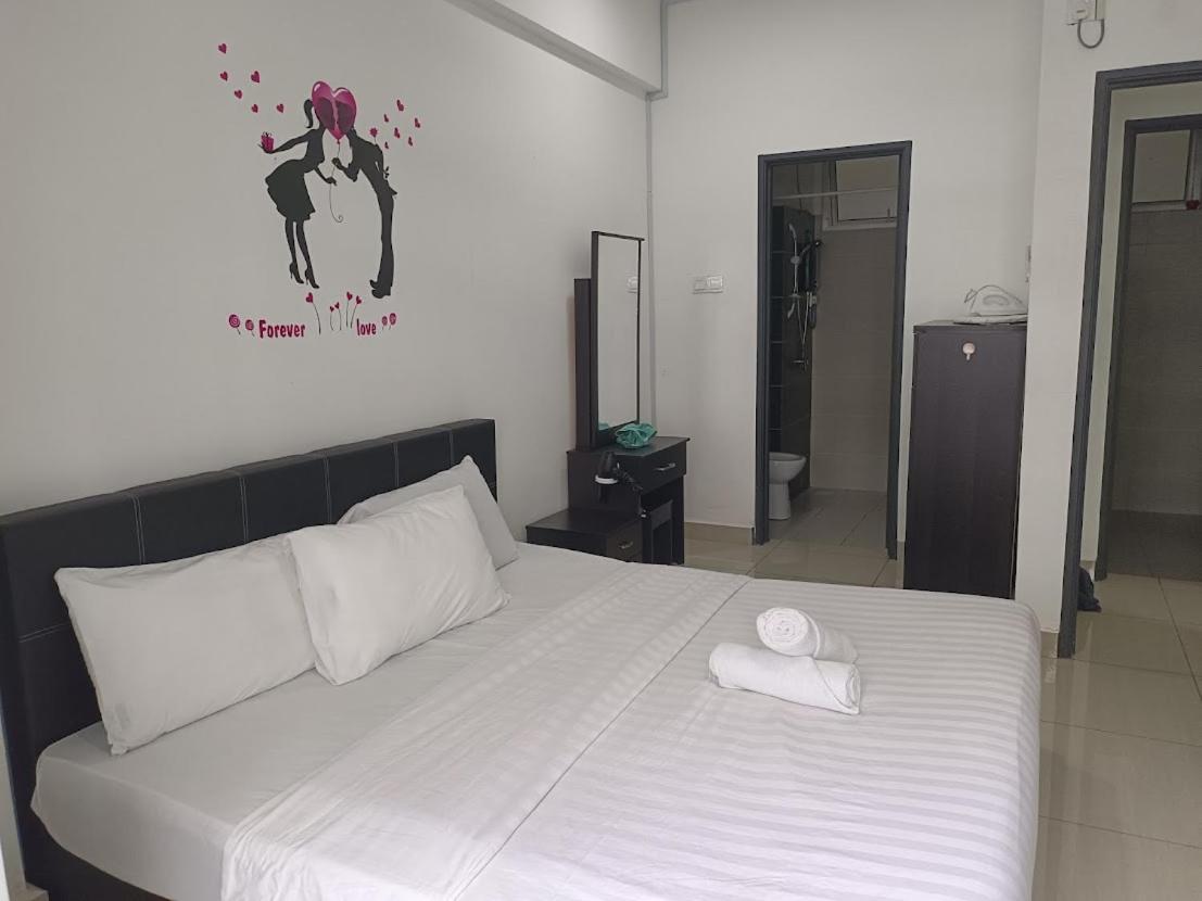 8pax Mount austin Midori Green homestay