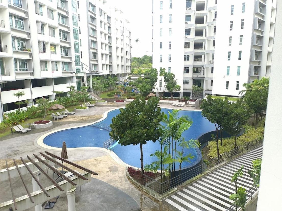 8pax Mount austin Midori Green homestay