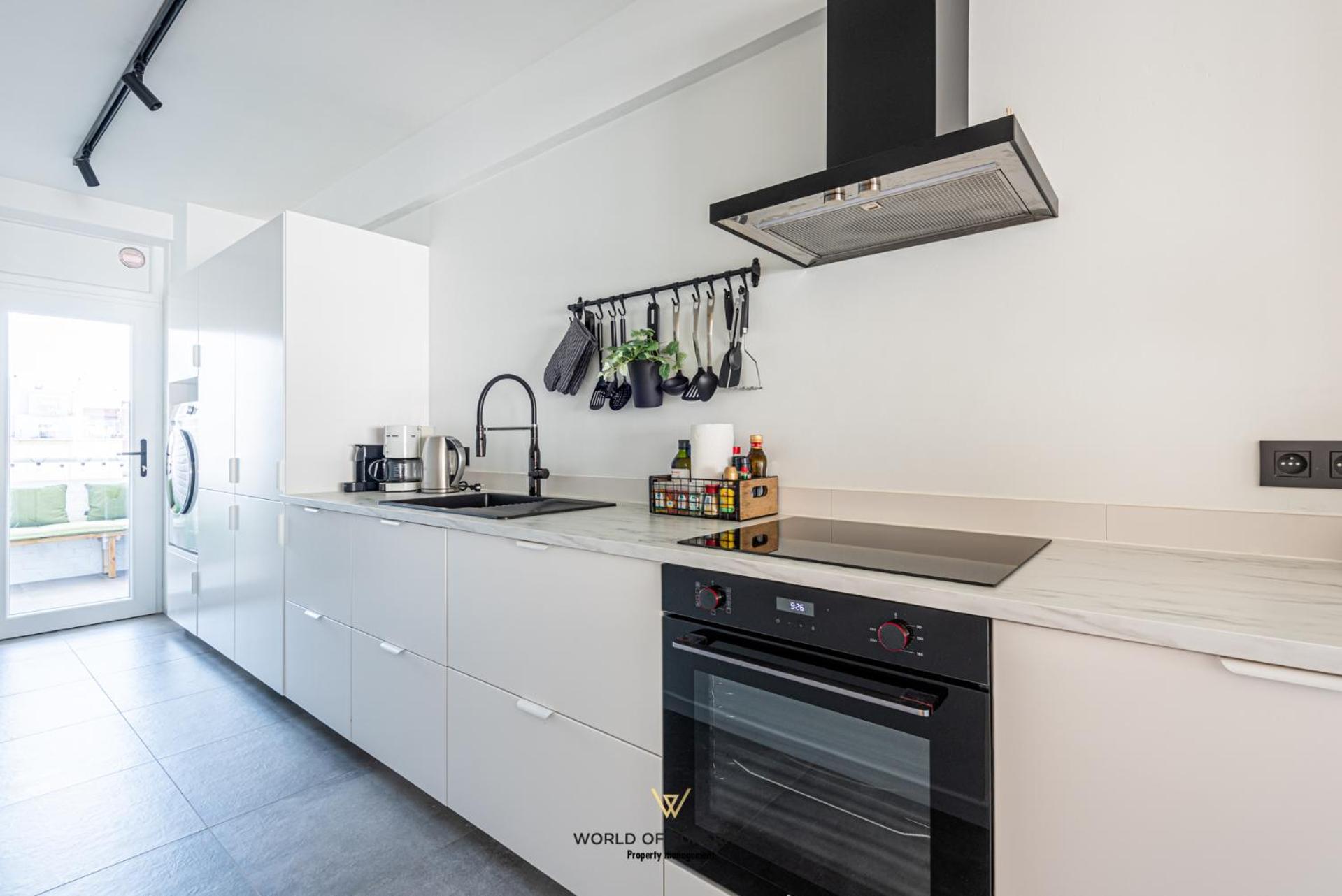 Luxurious apartment next to the sea and city centre with free parking space view 5