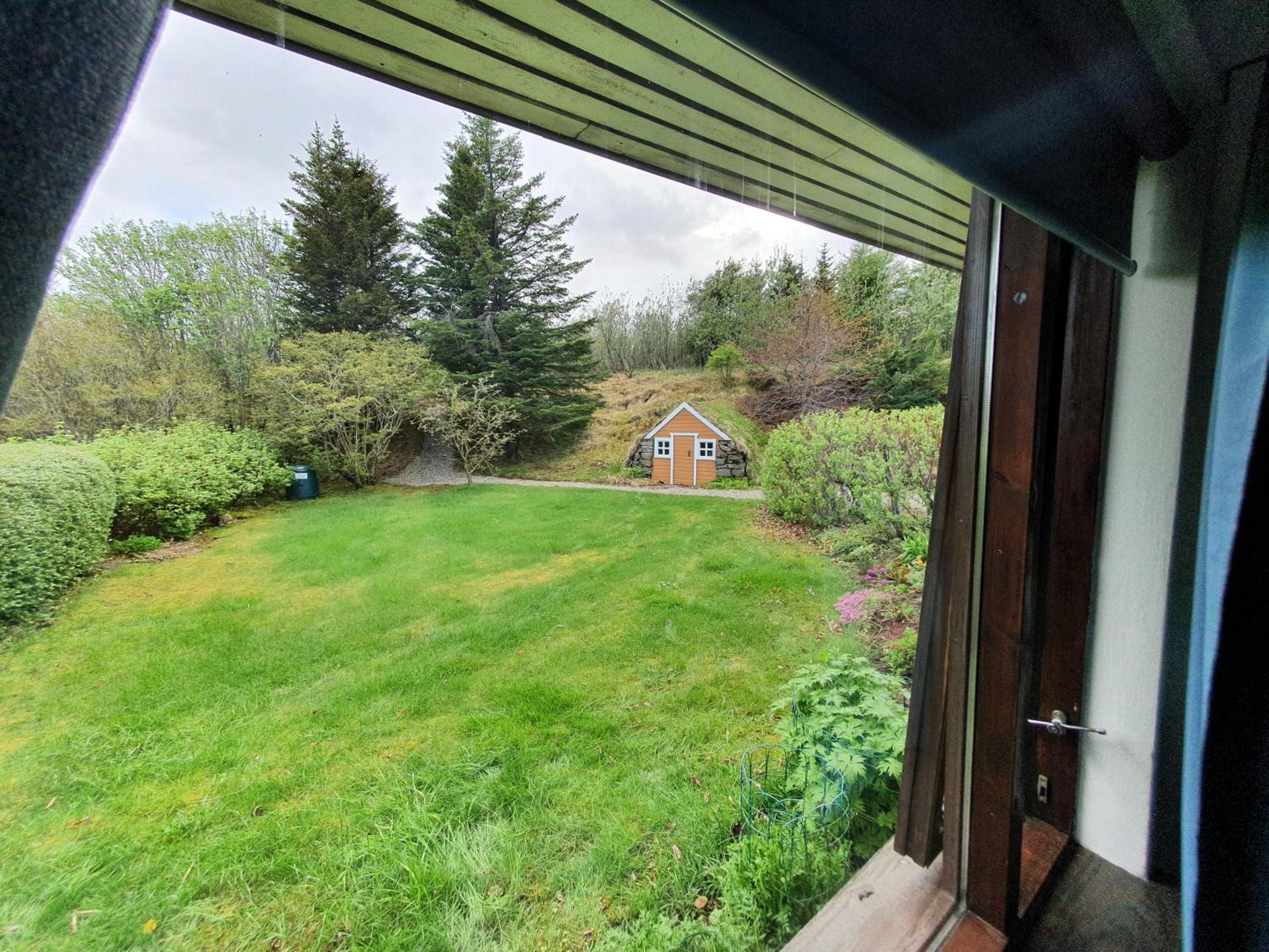 House with a magical garden and sunroom view 3