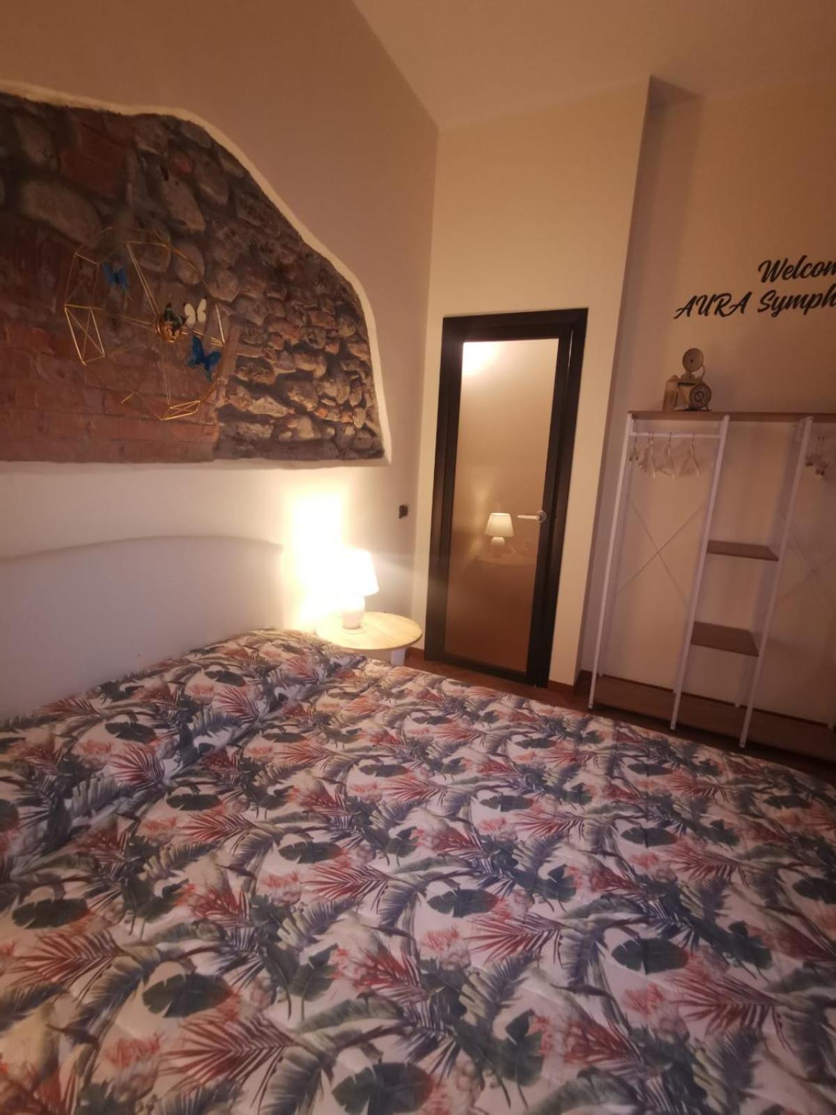 Aura Symphony Home en Como — hotel room