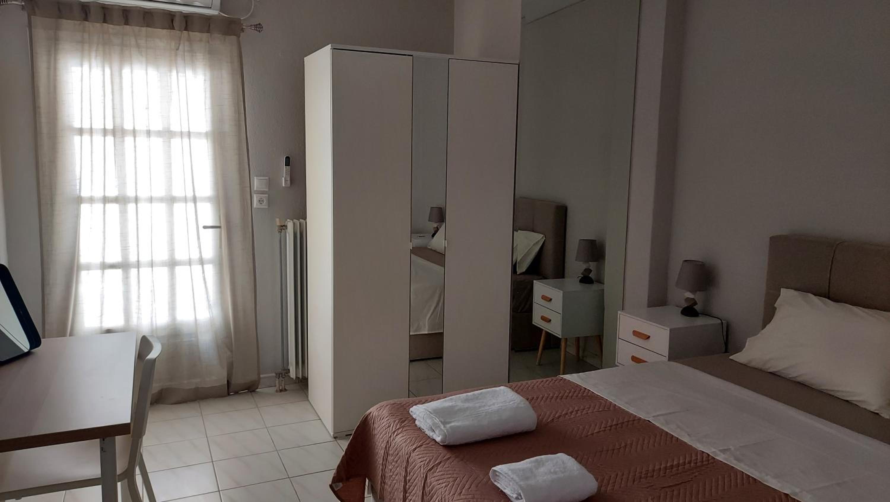Aphrodite goddess en Artemida — hotel room