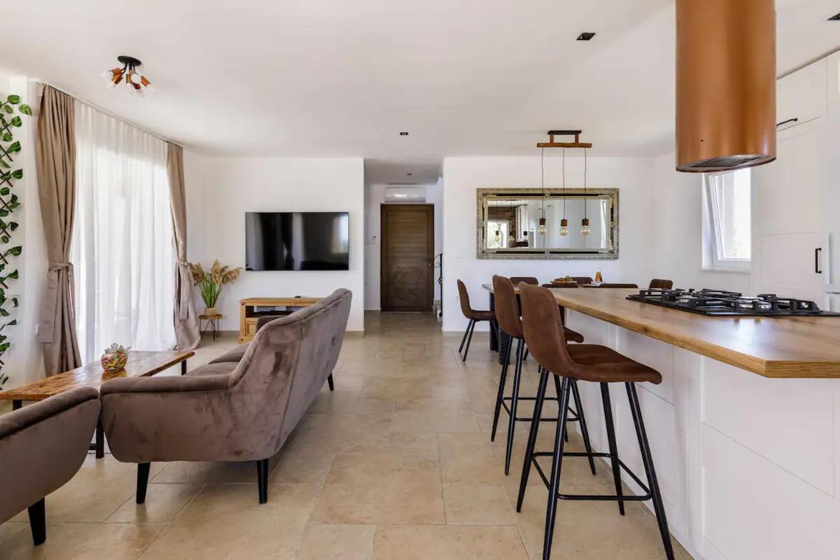 Casa di Marko-NEW MODERN RUSTIC HOUSE with pool AND SPACIOUS GARDEN!