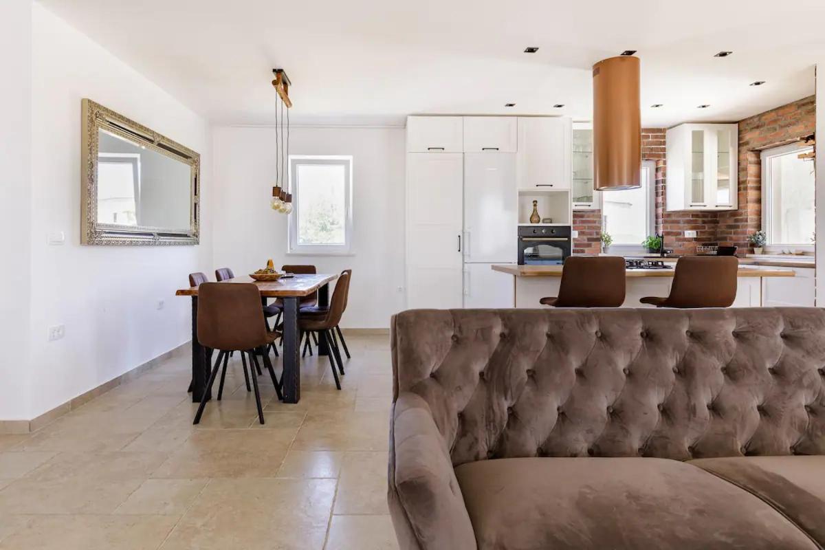 Casa di Marko-NEW MODERN RUSTIC HOUSE with pool AND SPACIOUS GARDEN!