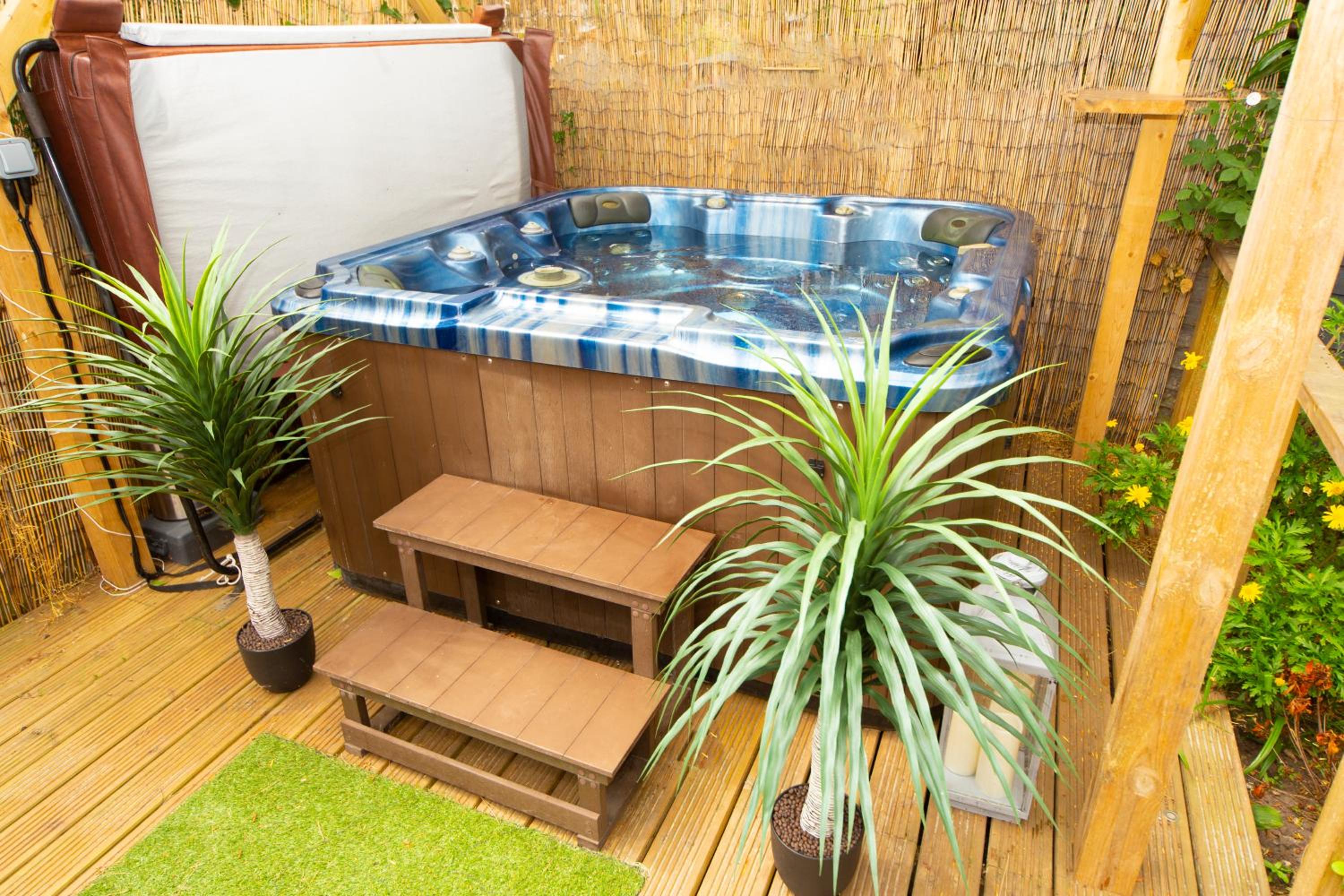 2 bedroom house with hot tub, near beaches etc view 3