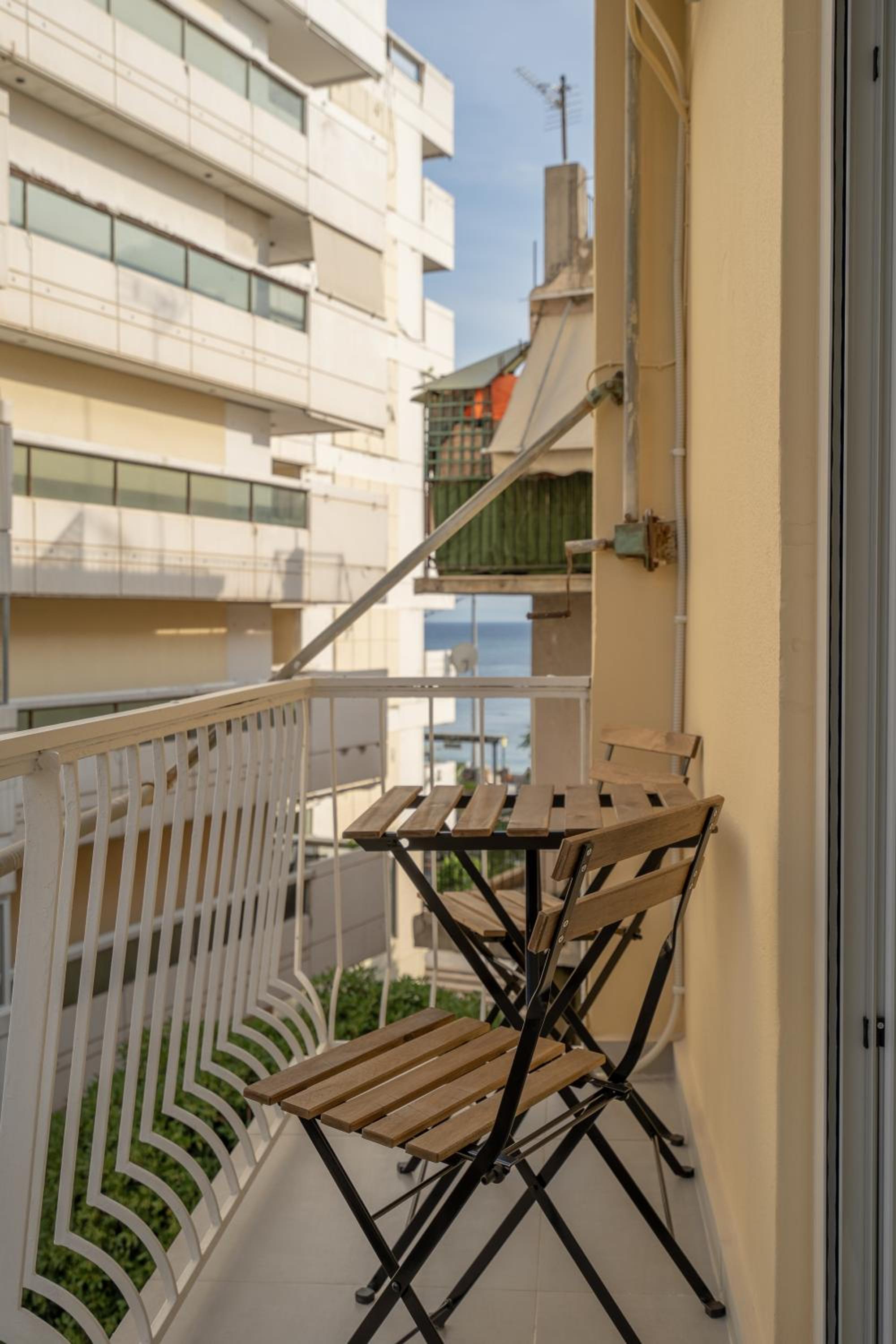Hotel Sunny And Cozy 2bd Apt 1 min from Marina Floisvos - Image 1