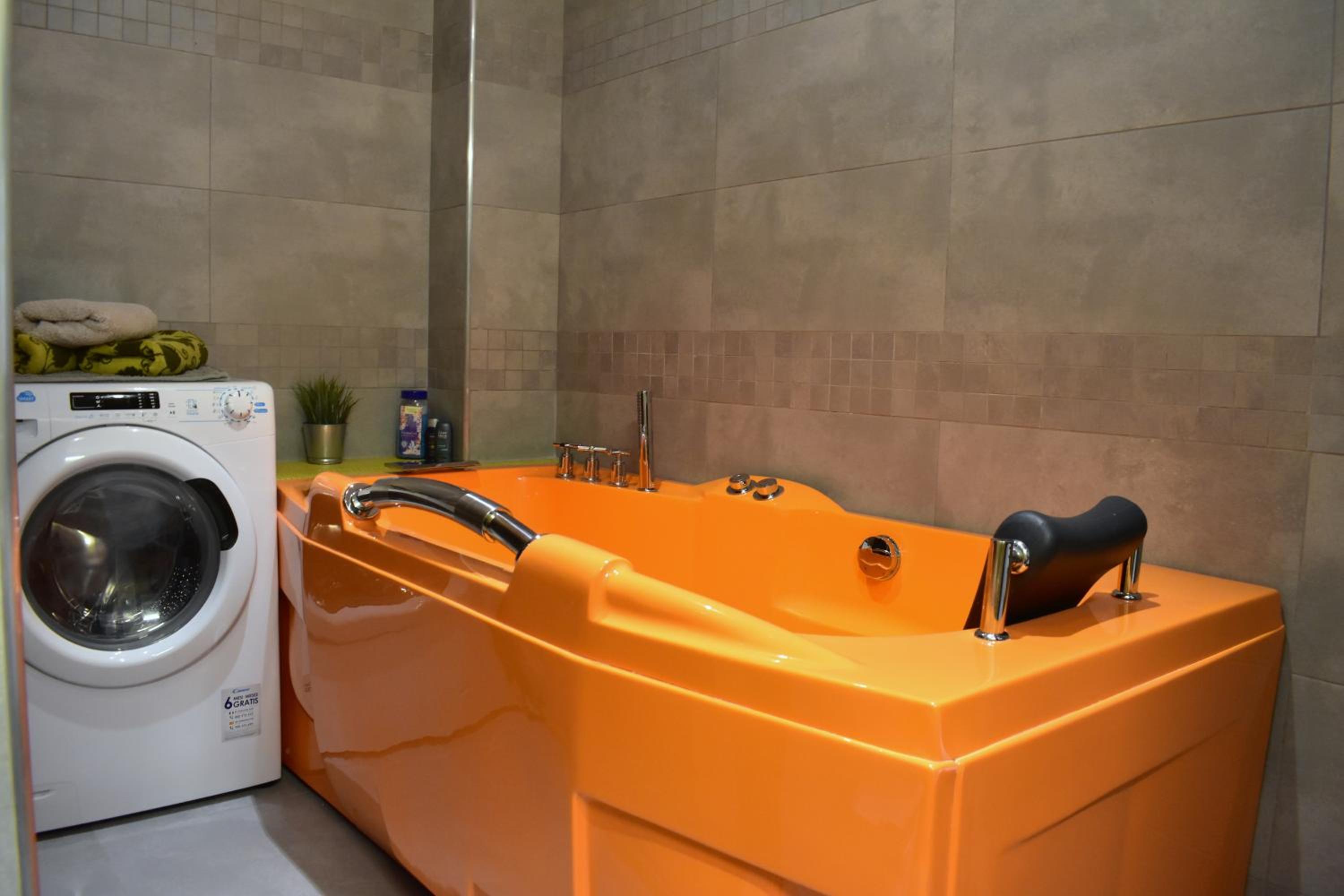 NEW CENTRAL ROOFTOP with private WELLNESS, Sauna & Whirlpool bath