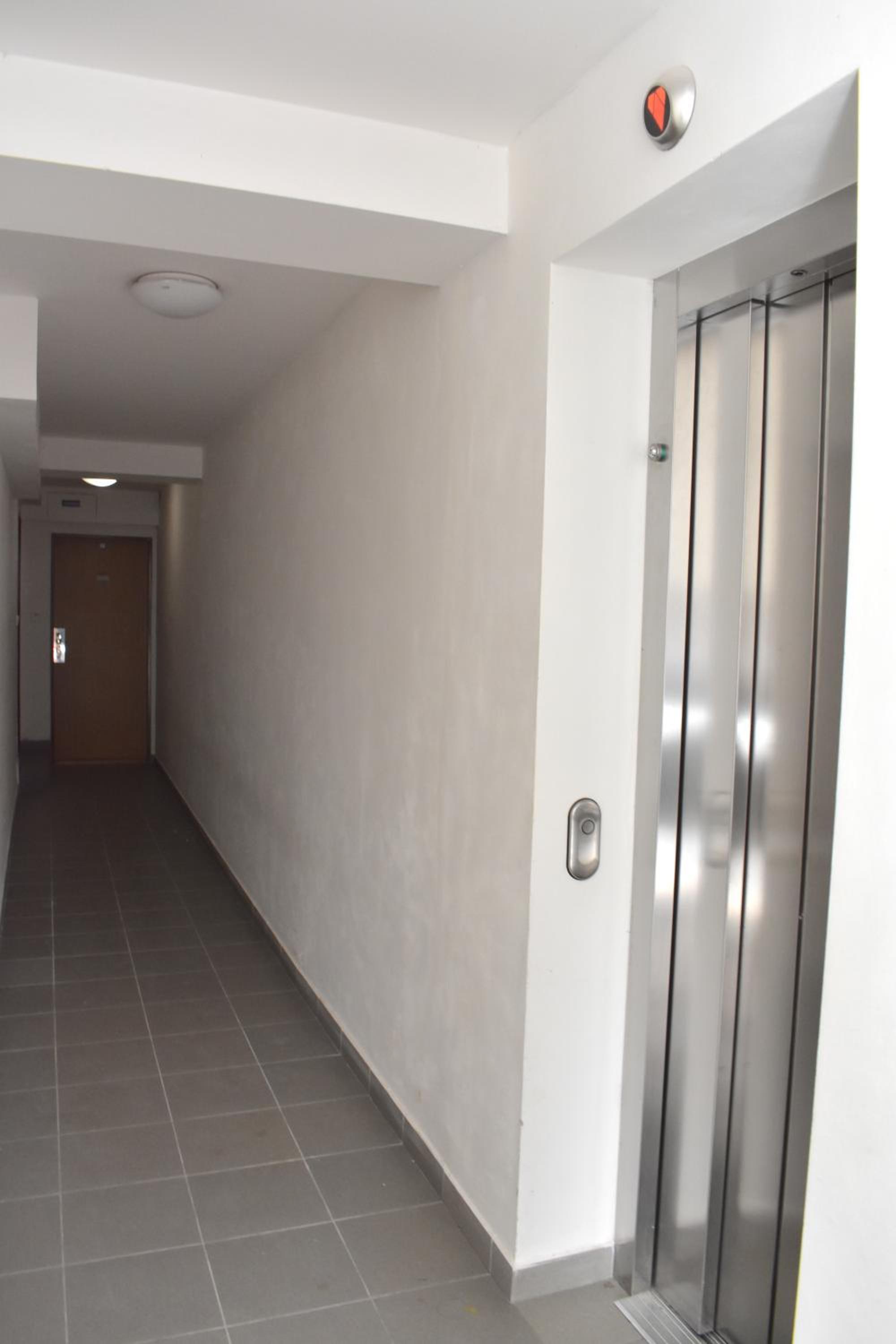 NEW CENTRAL ROOFTOP with private WELLNESS, Sauna & Whirlpool bath