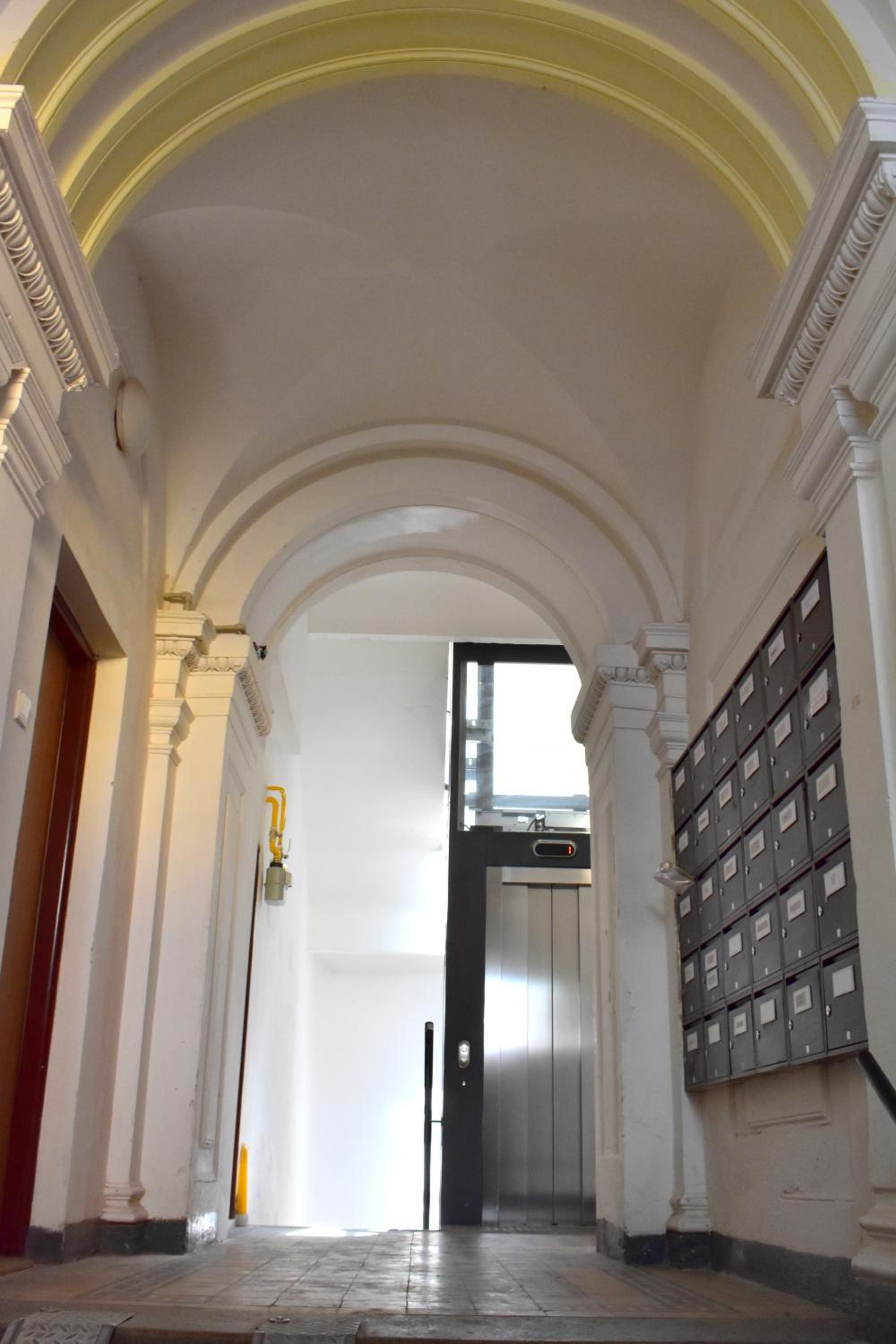 NEW CENTRAL ROOFTOP with private WELLNESS, Sauna & Whirlpool bath