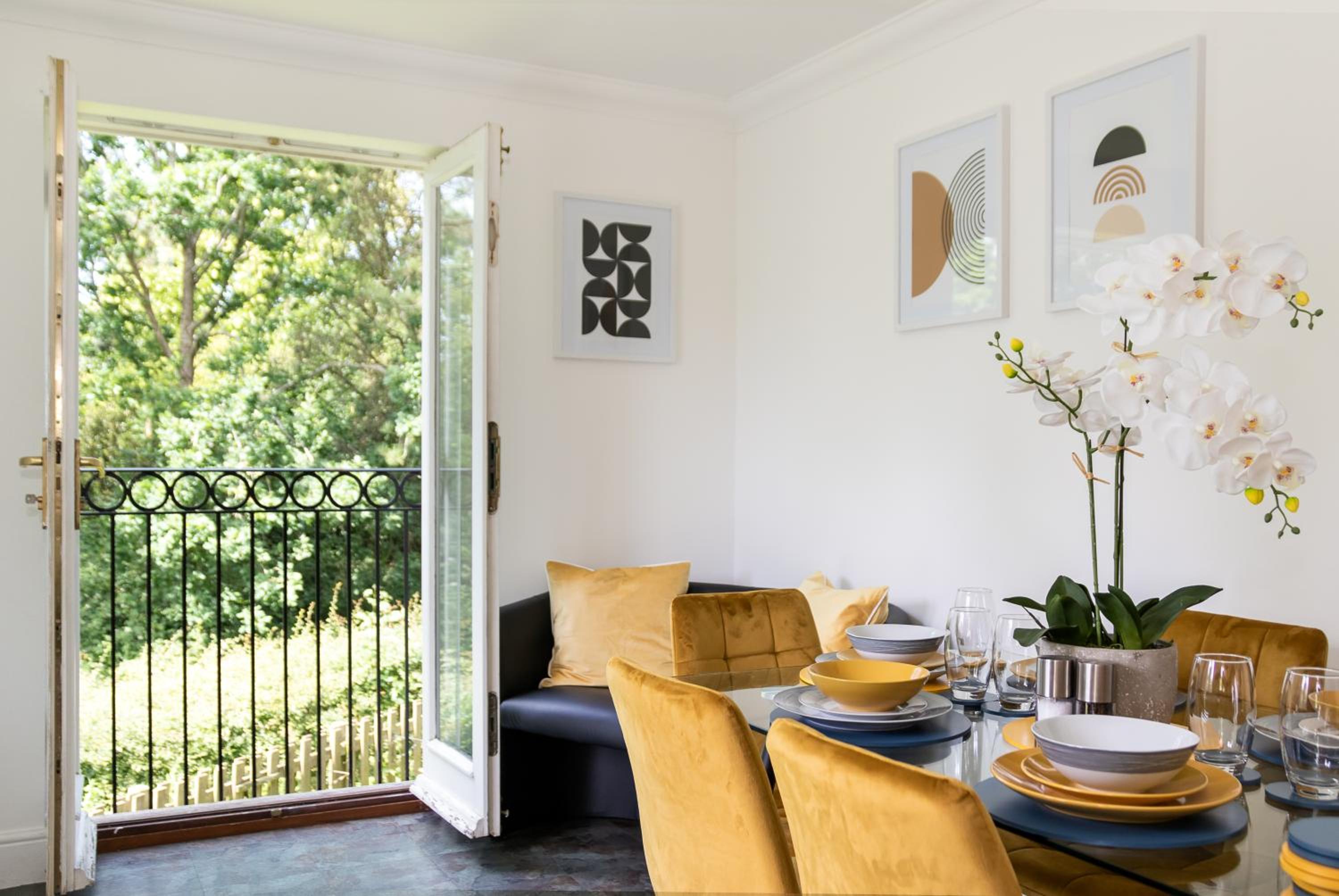 3 Bedroom Apartment, Free Parking & Fast WiFi, 65 Inch Smart TV