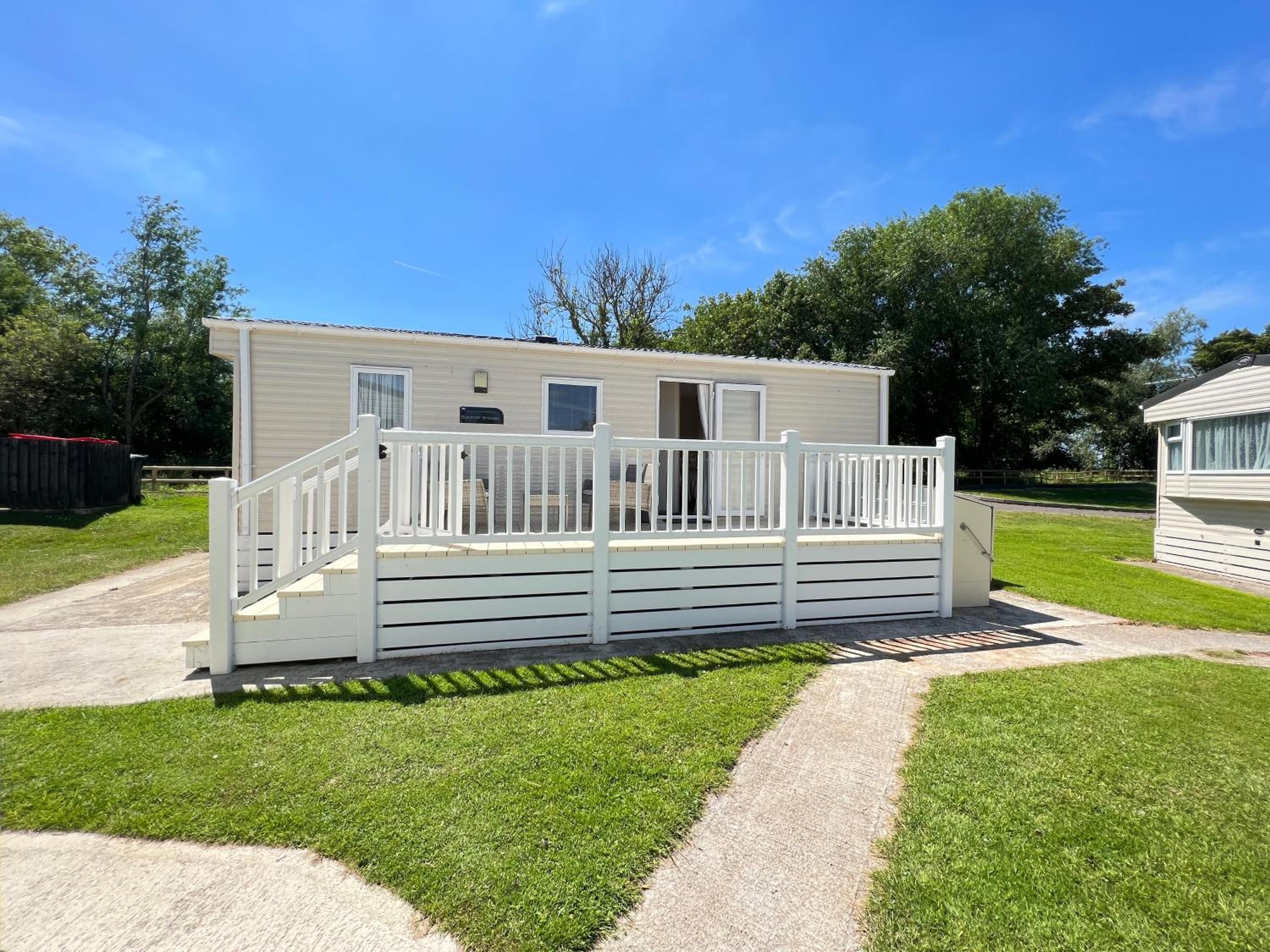 Mallard Corner, cosy Cotswold lakeview lodge view 3