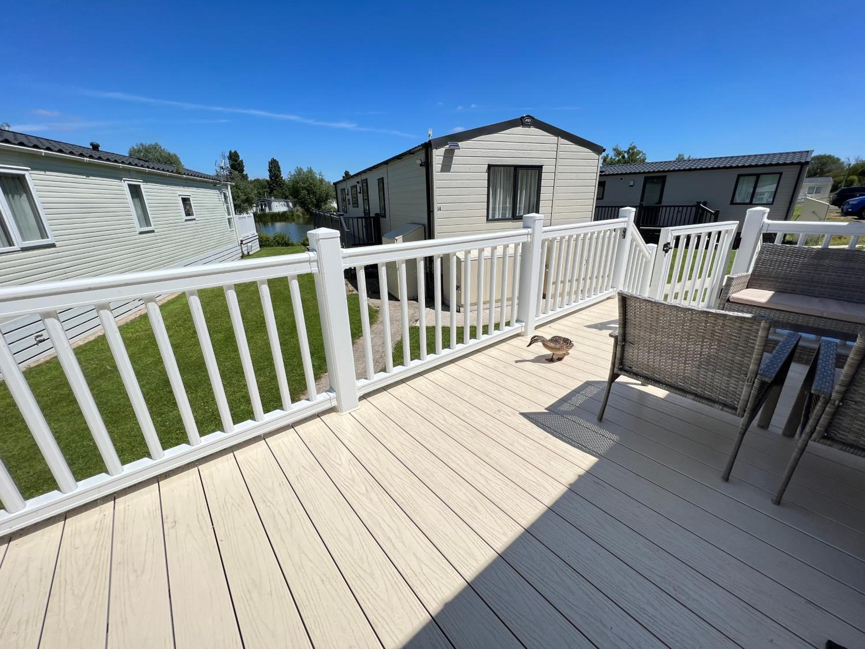 Mallard Corner, cosy Cotswold lakeview lodge view 4