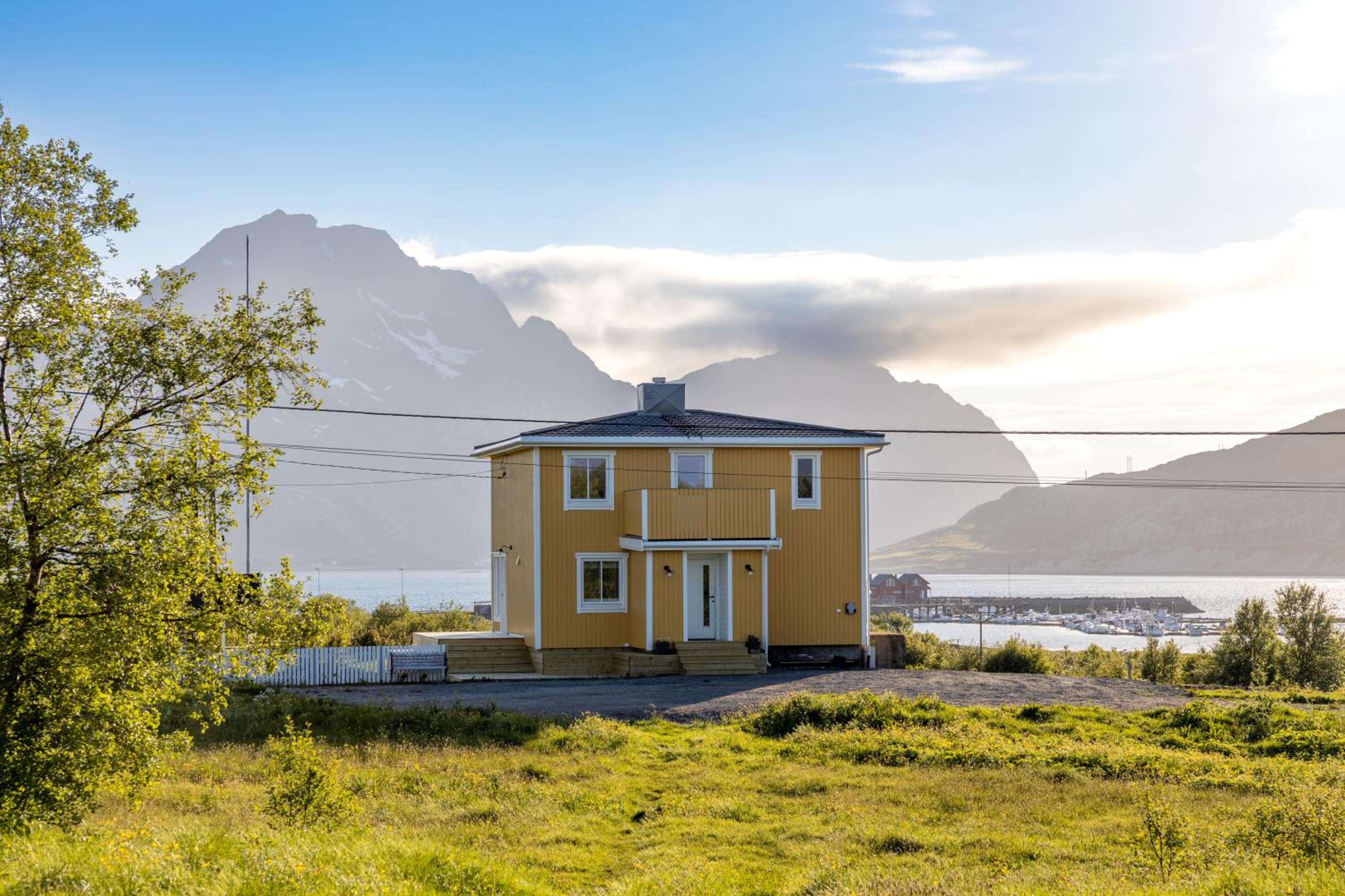 PederStua, a classic fisherman's farm house in the middle of Lofoten view 3