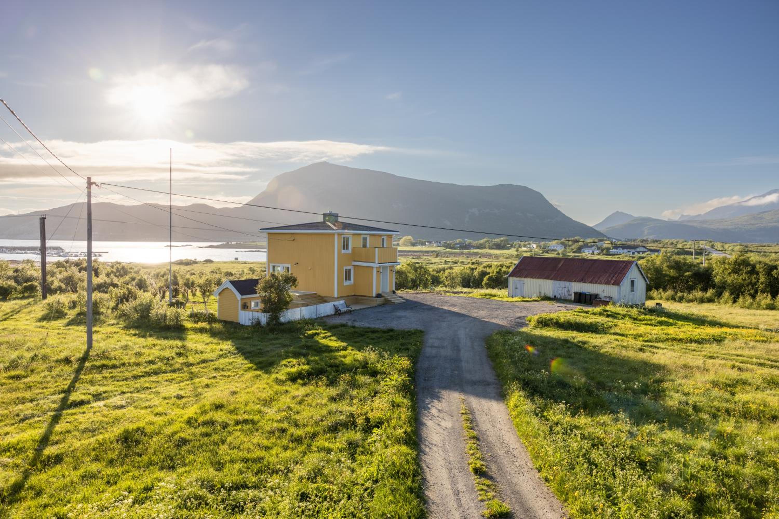 PederStua, a classic fisherman's farm house in the middle of Lofoten view 2