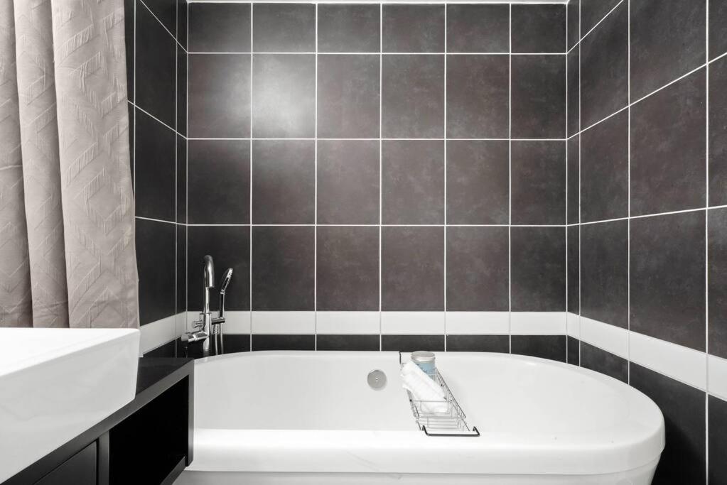 Water View Condo in Downtown Vancouver (2BR/2Bath) view 4