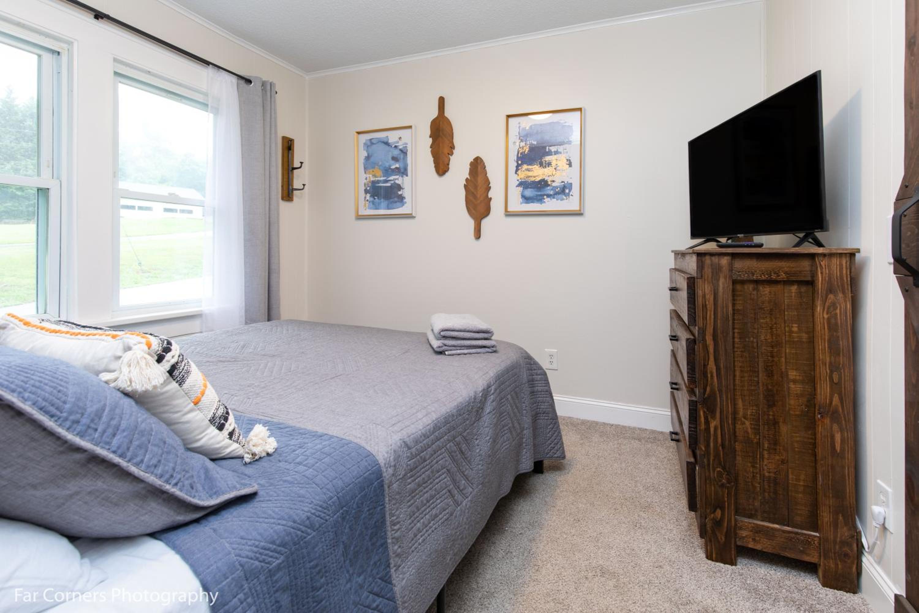 Comfy Dog Friendly Cottage w/ Large Fenced Yard view 5