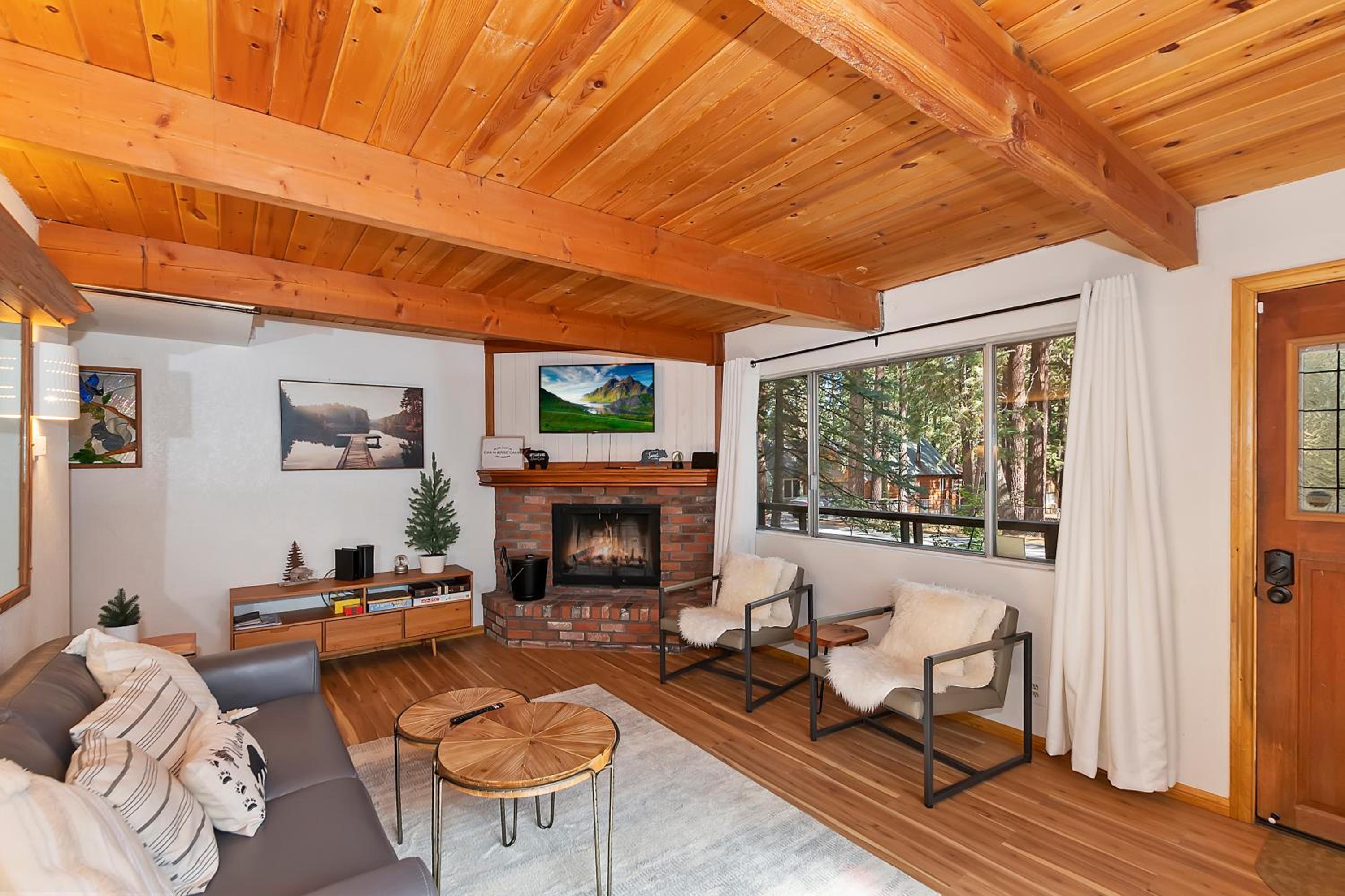 Summit Happy Cabin with HOT TUB! HIGH SPEED EV HOOKUP, CLOSE TO SLOPES view 3
