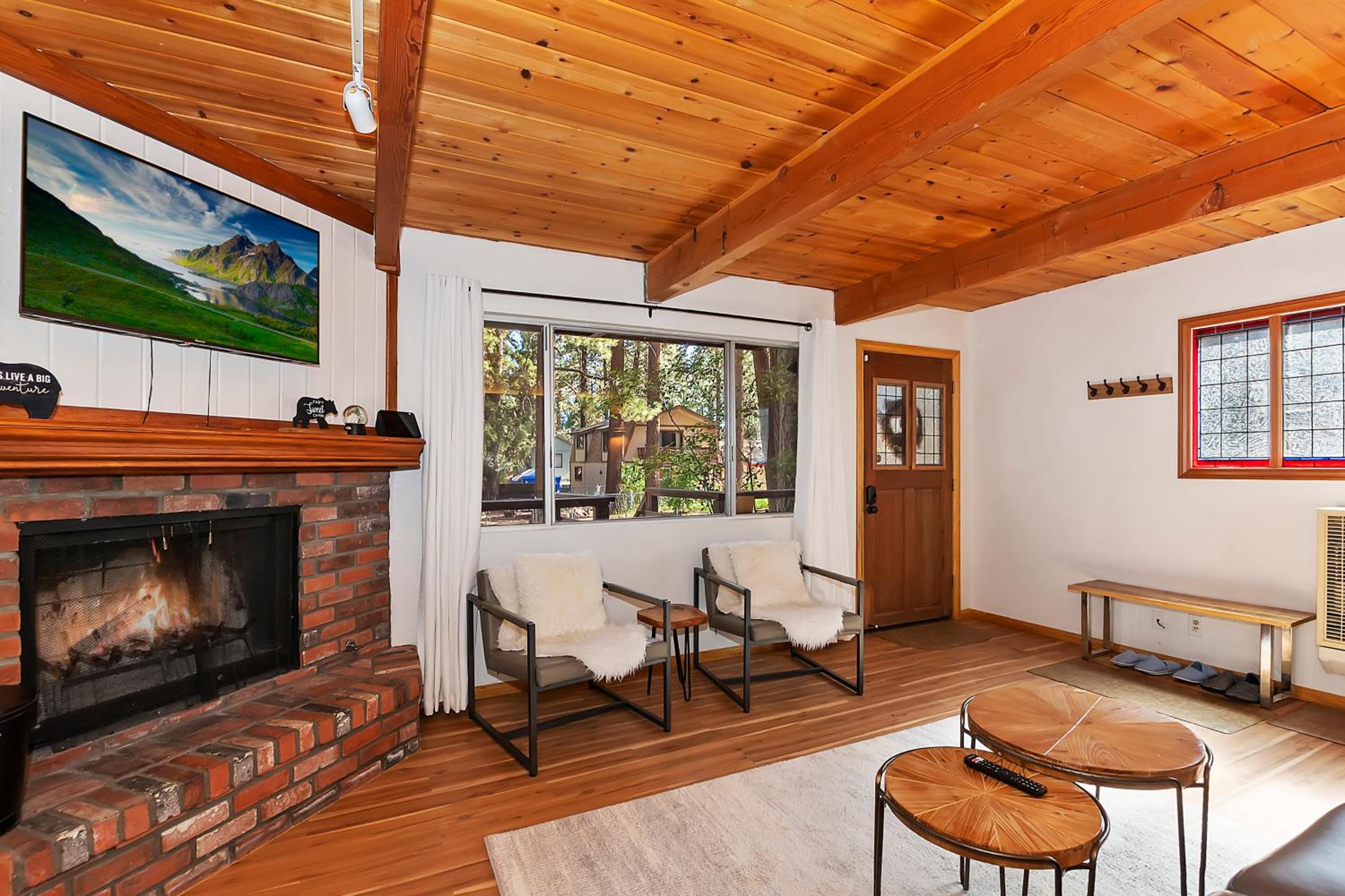 Summit Happy Cabin with HOT TUB! HIGH SPEED EV HOOKUP, CLOSE TO SLOPES view 5