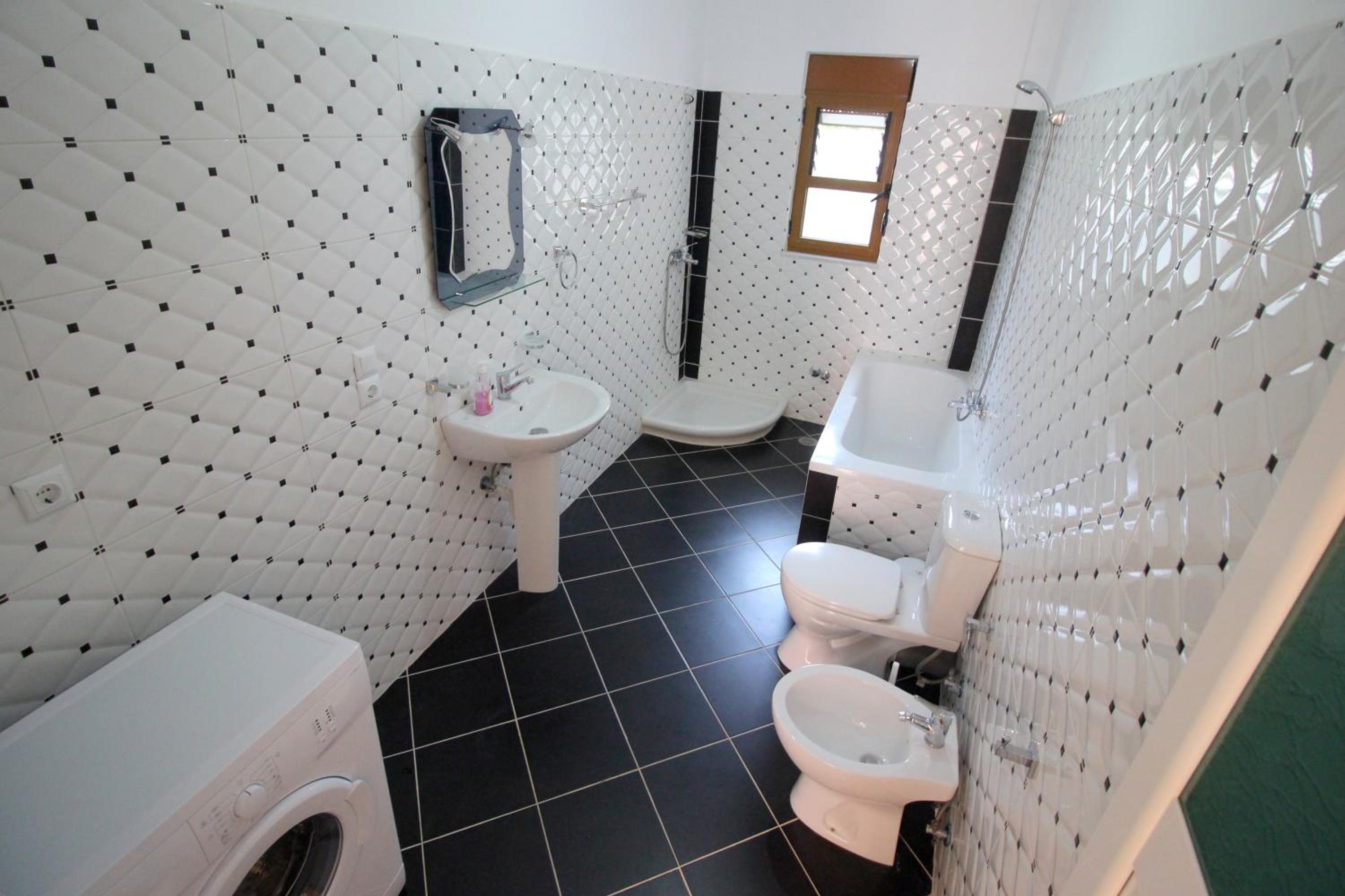 VILLA 24 Sarandë