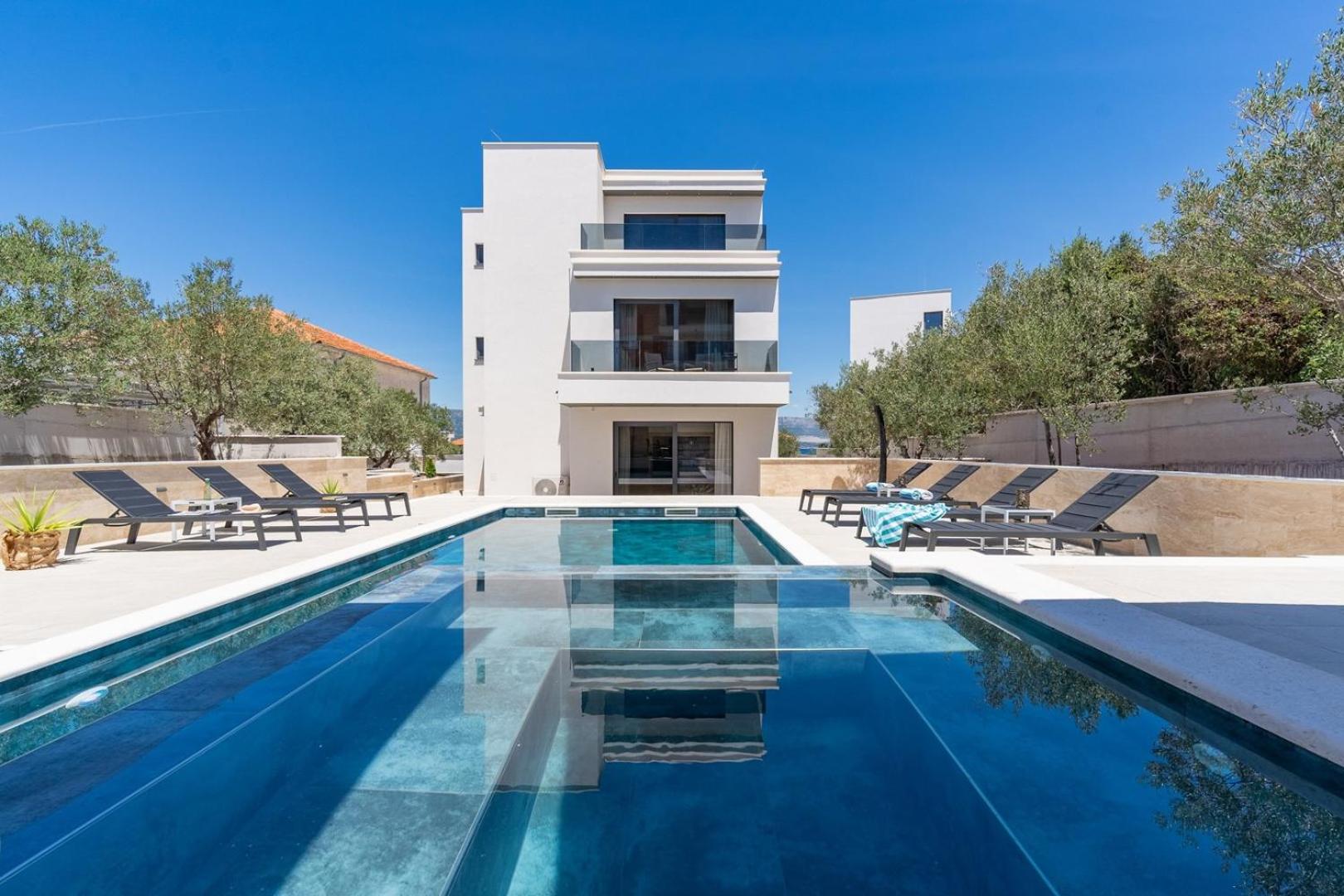 Villa Lady Maris with heated private pool, 5 en-suite bedrooms, 70m from beach view 5