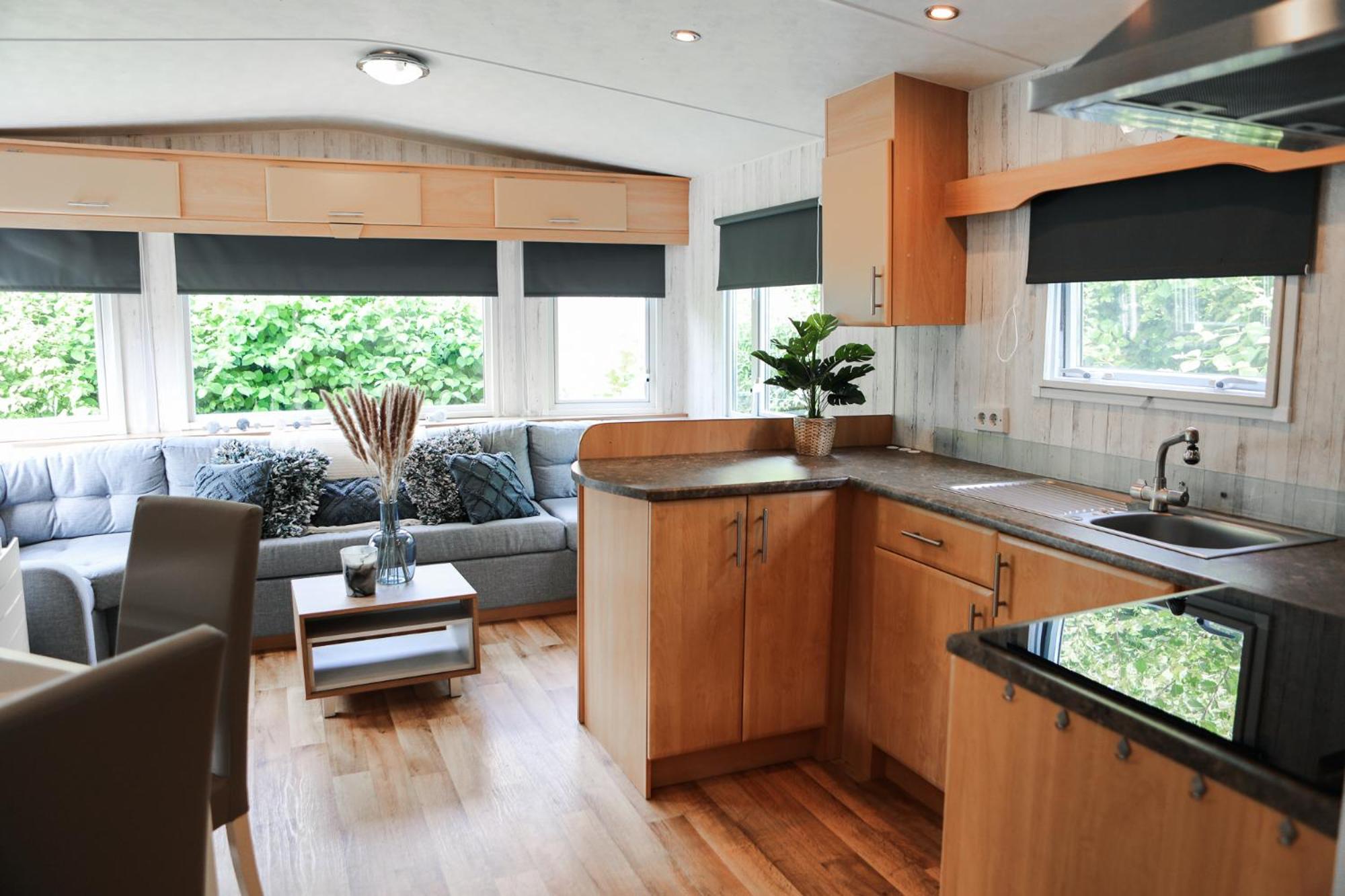 Chalet met overkapping op camping aan het Veerse Meer view 2