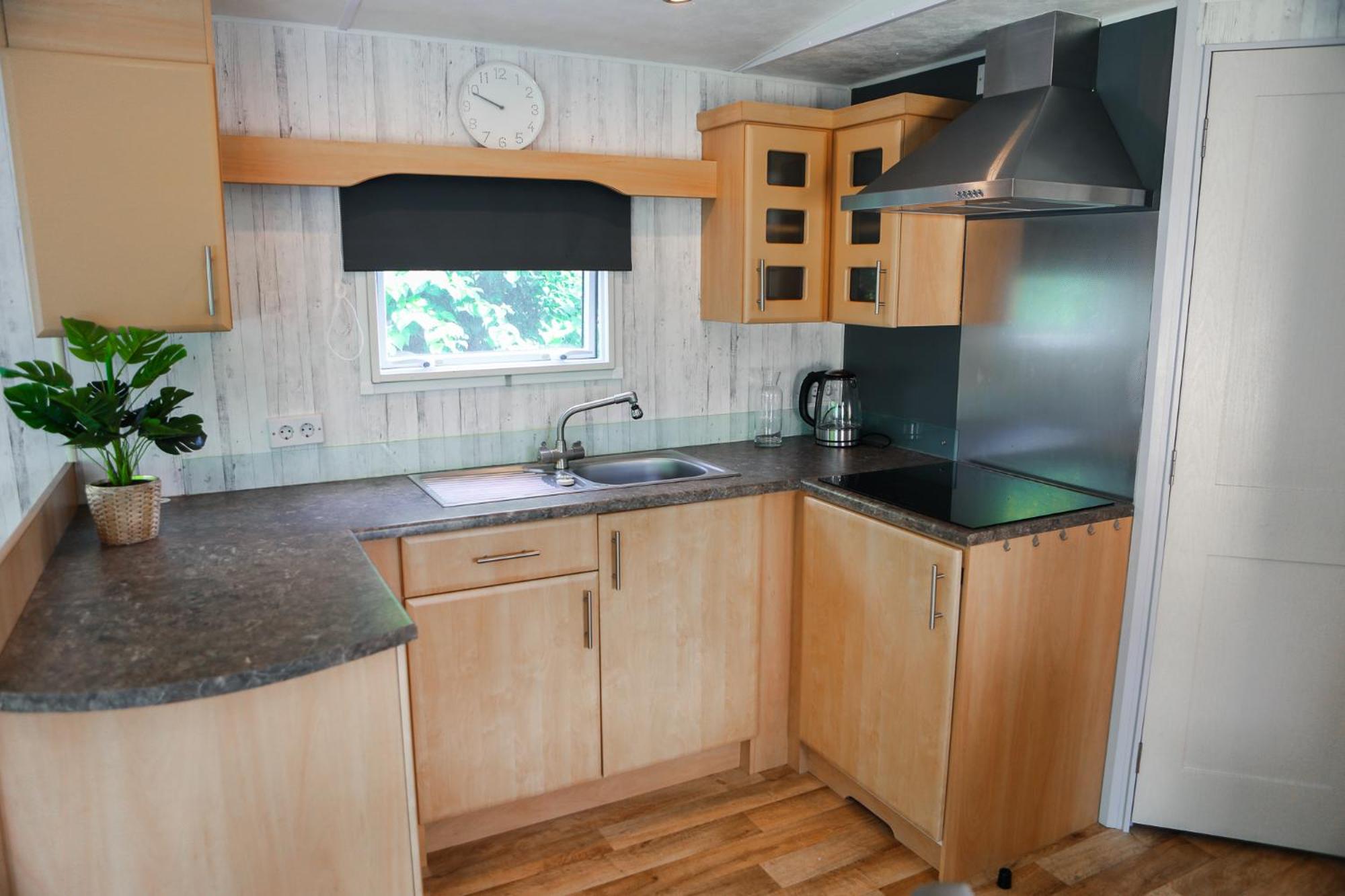Chalet met overkapping op camping aan het Veerse Meer view 5