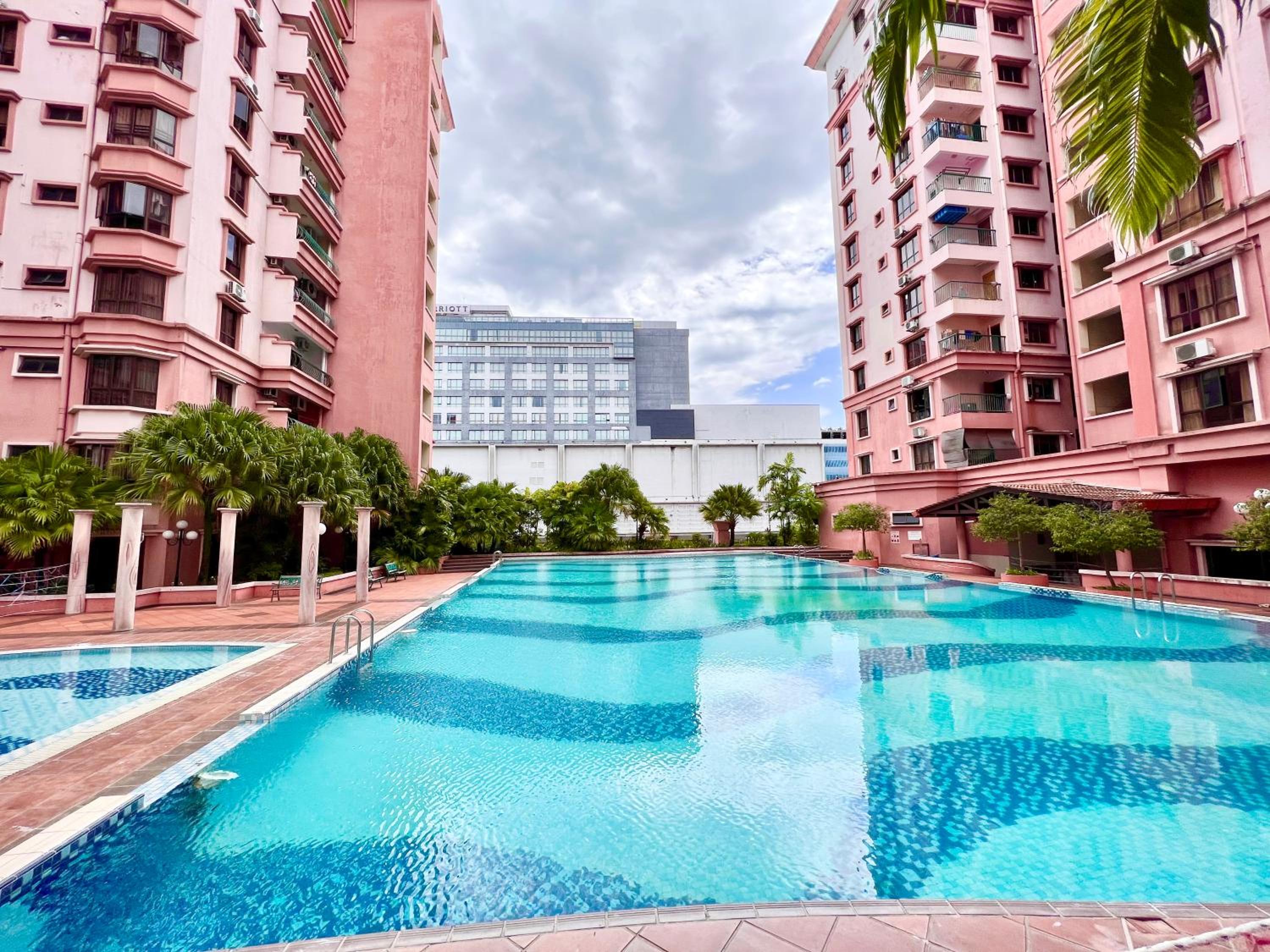 5 BEDROOMS PENTHOUSE VACATION HOME MARINA COURT KOTA KINABALU 15pax view 3