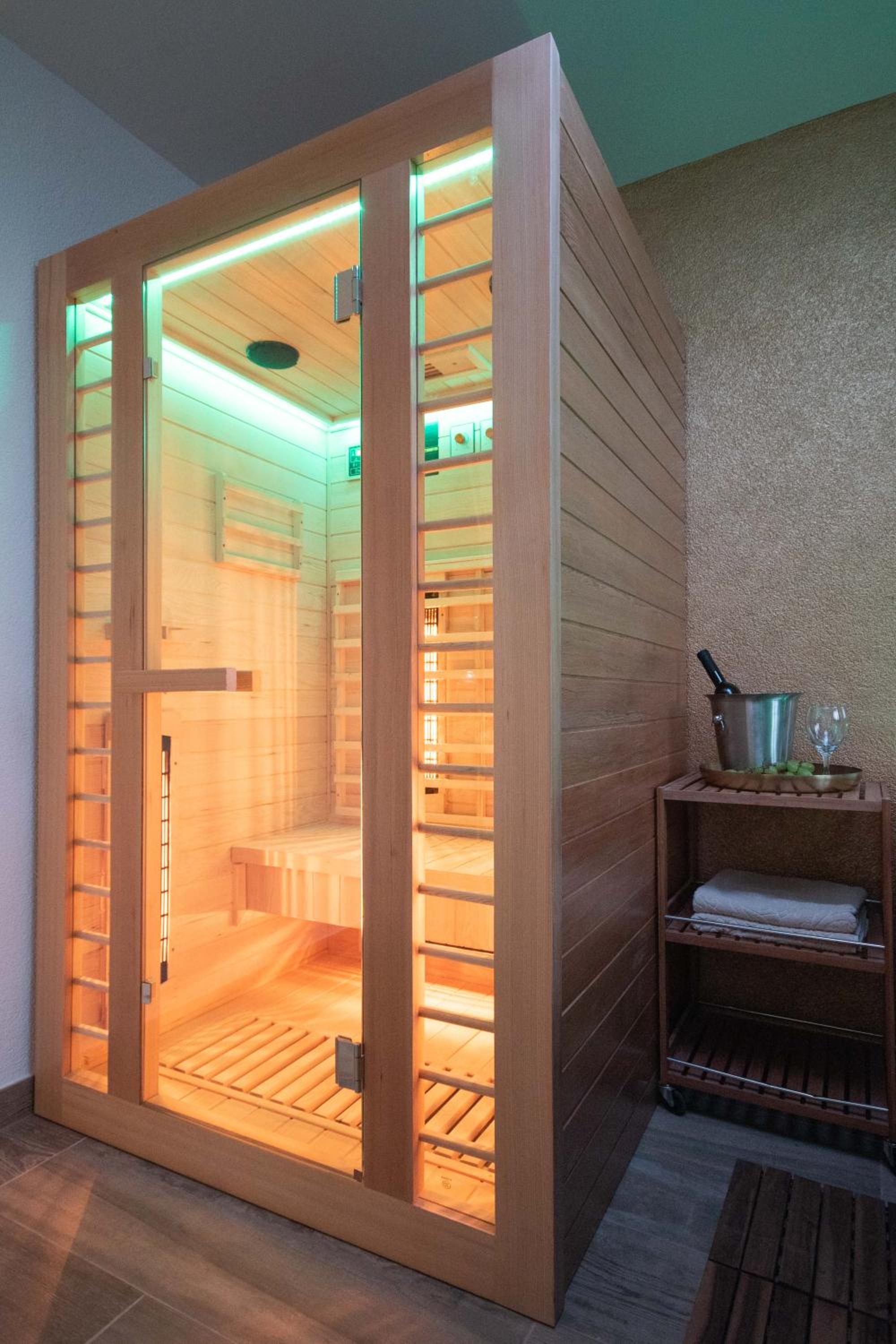 Wellness Studio D'Or - Exclusive NEW apartment With whirlpool, sauna, sunny terrace, private parking view 3