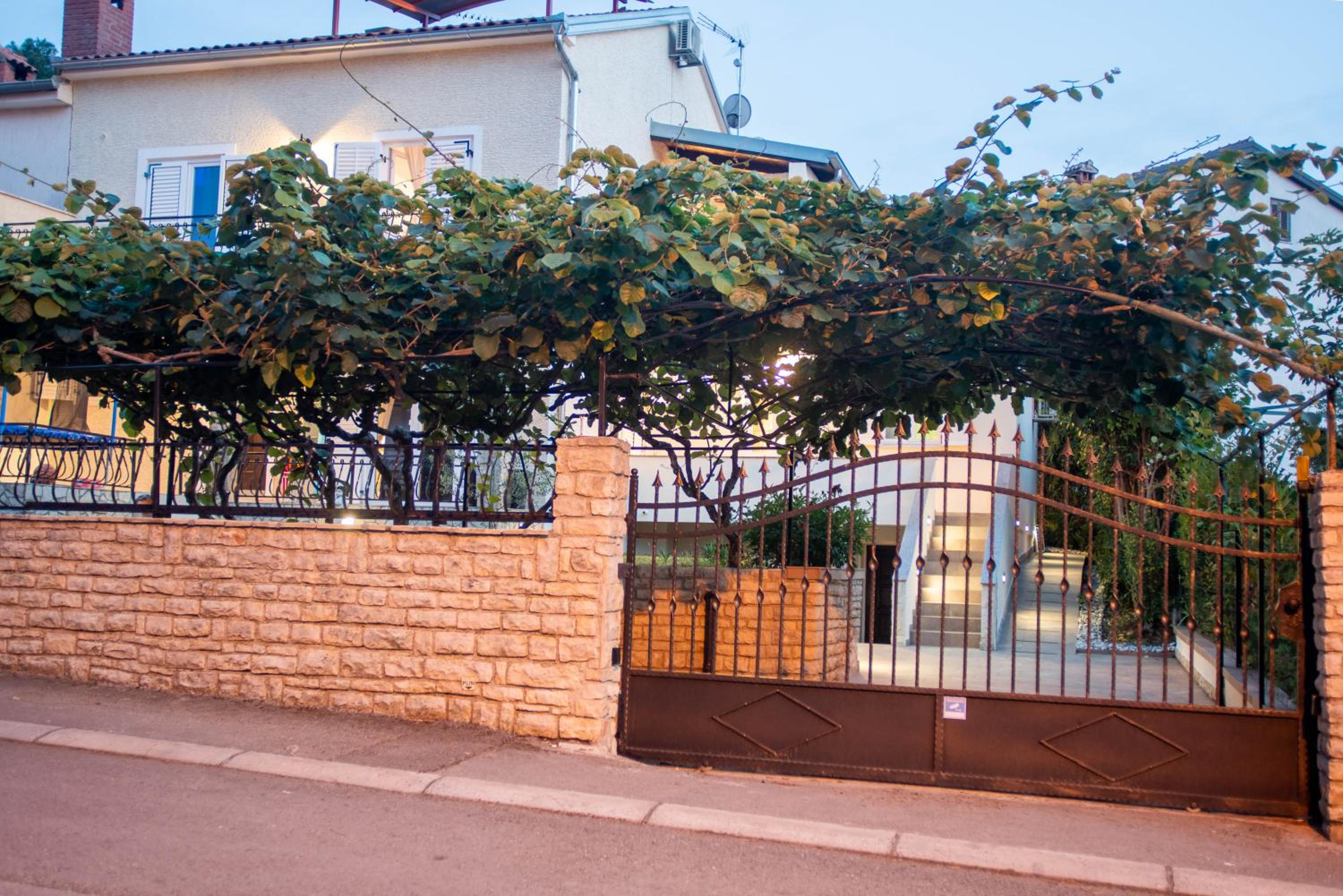 Wellness Studio D'Or - Exclusive NEW apartment With whirlpool, sauna, sunny terrace, private parking view 2