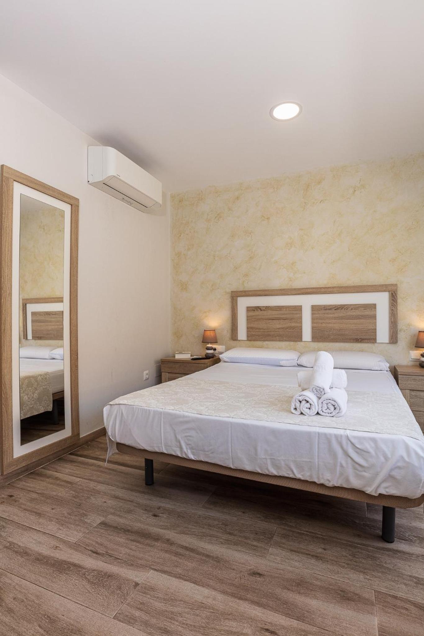 Apartamentos Lola Beach
