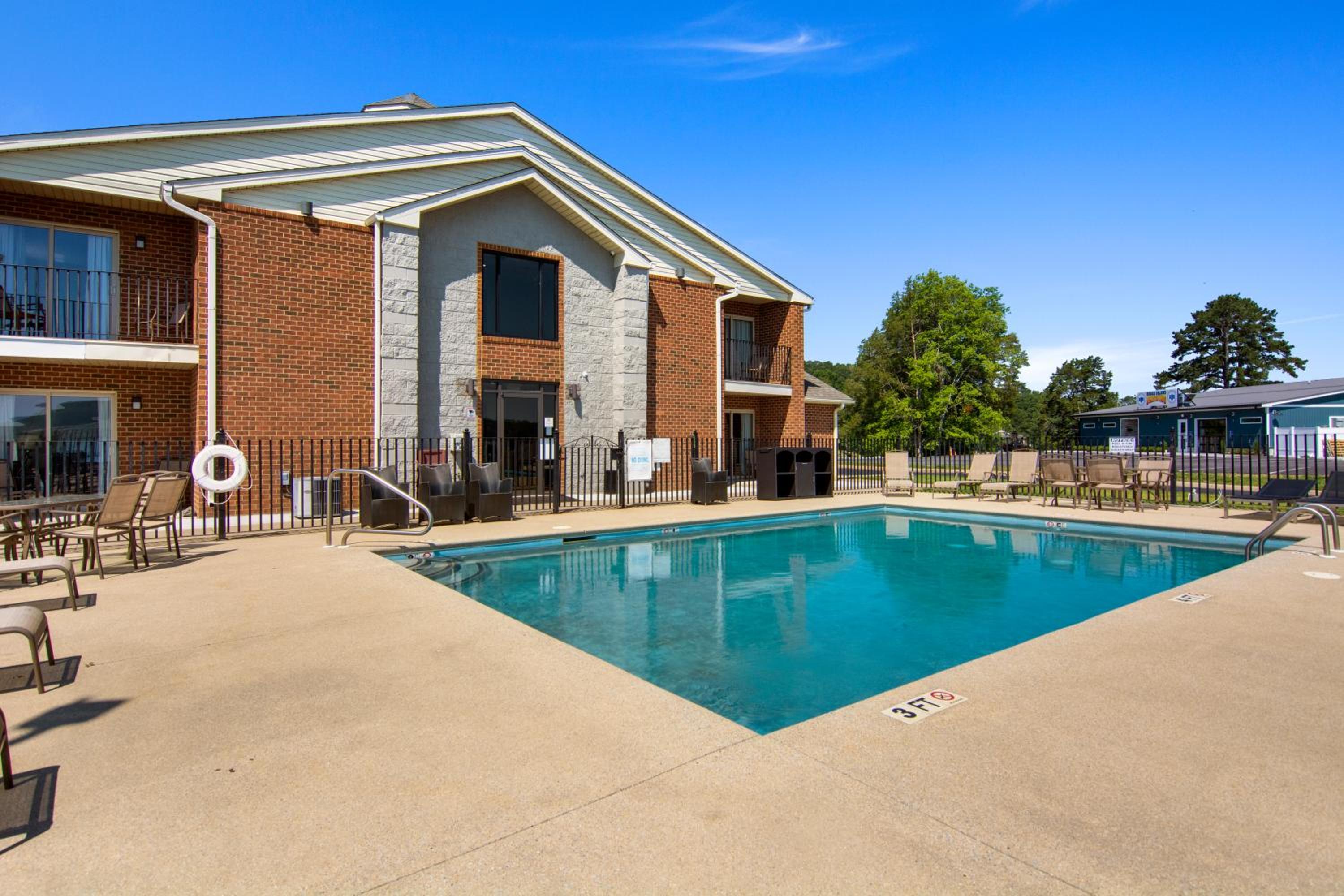 Clarion Pointe on the lake Clarksville-South Hill West