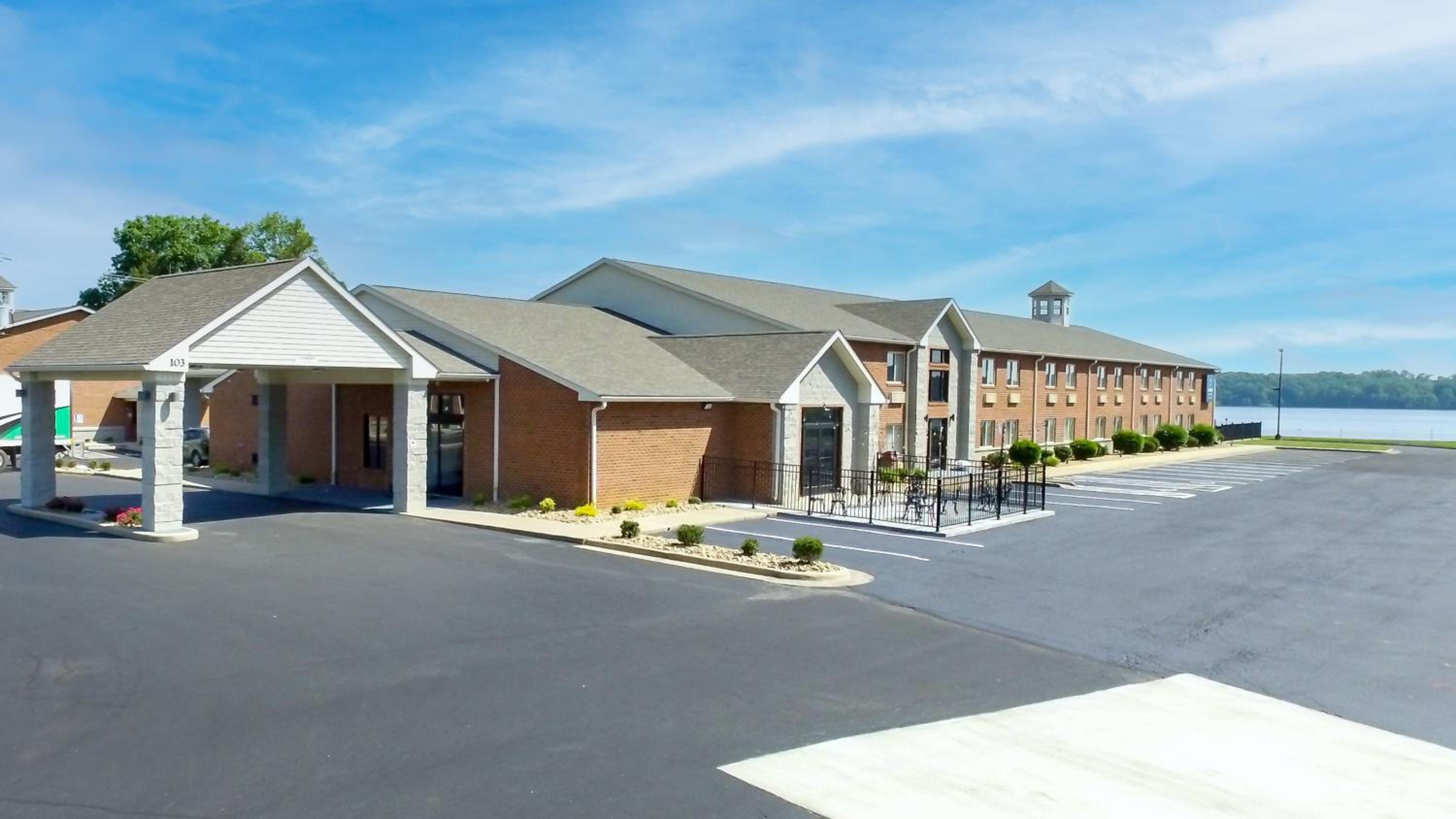 Clarion Pointe on the lake Clarksville-South Hill West