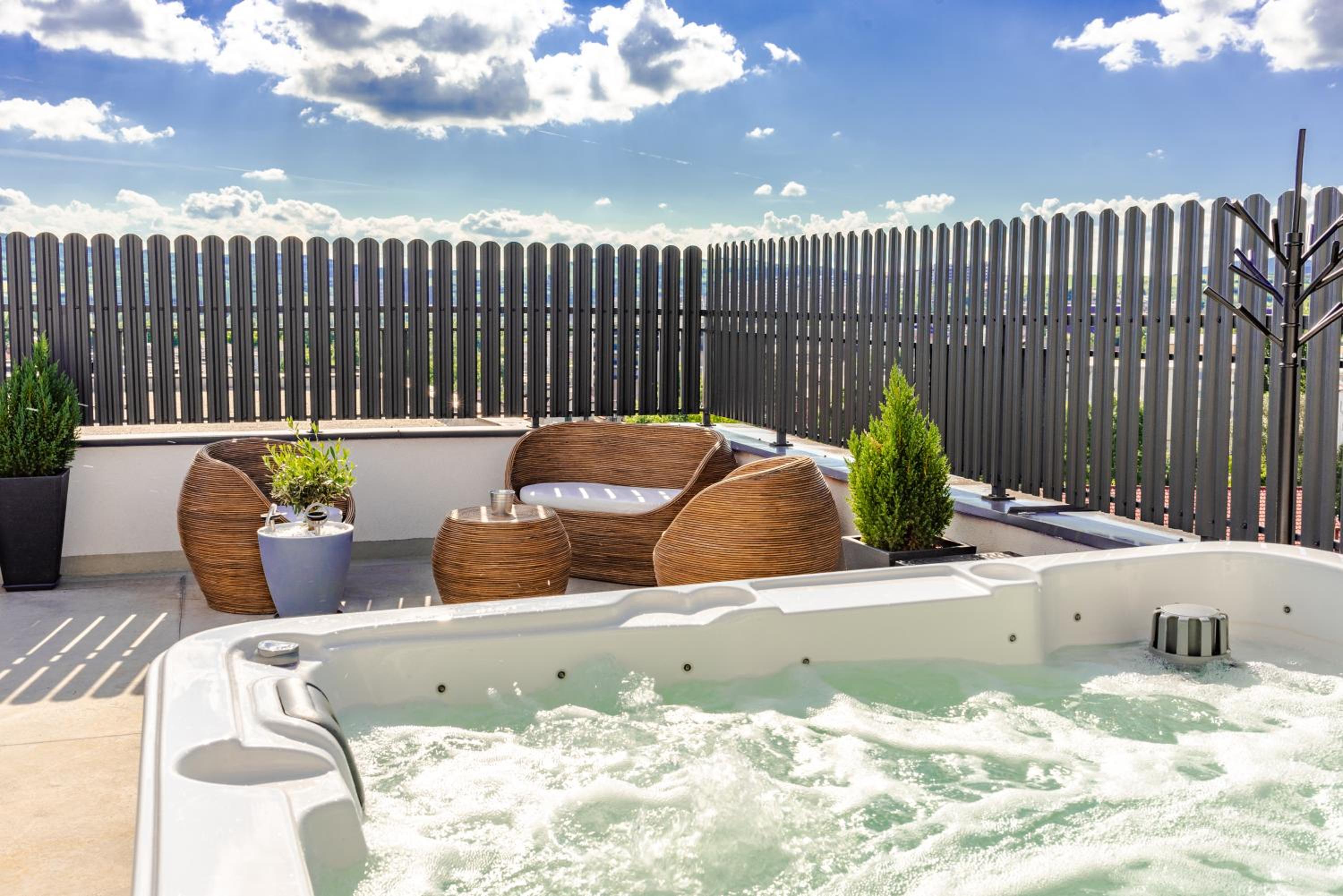 Thome Hoia Jacuzzi view 4