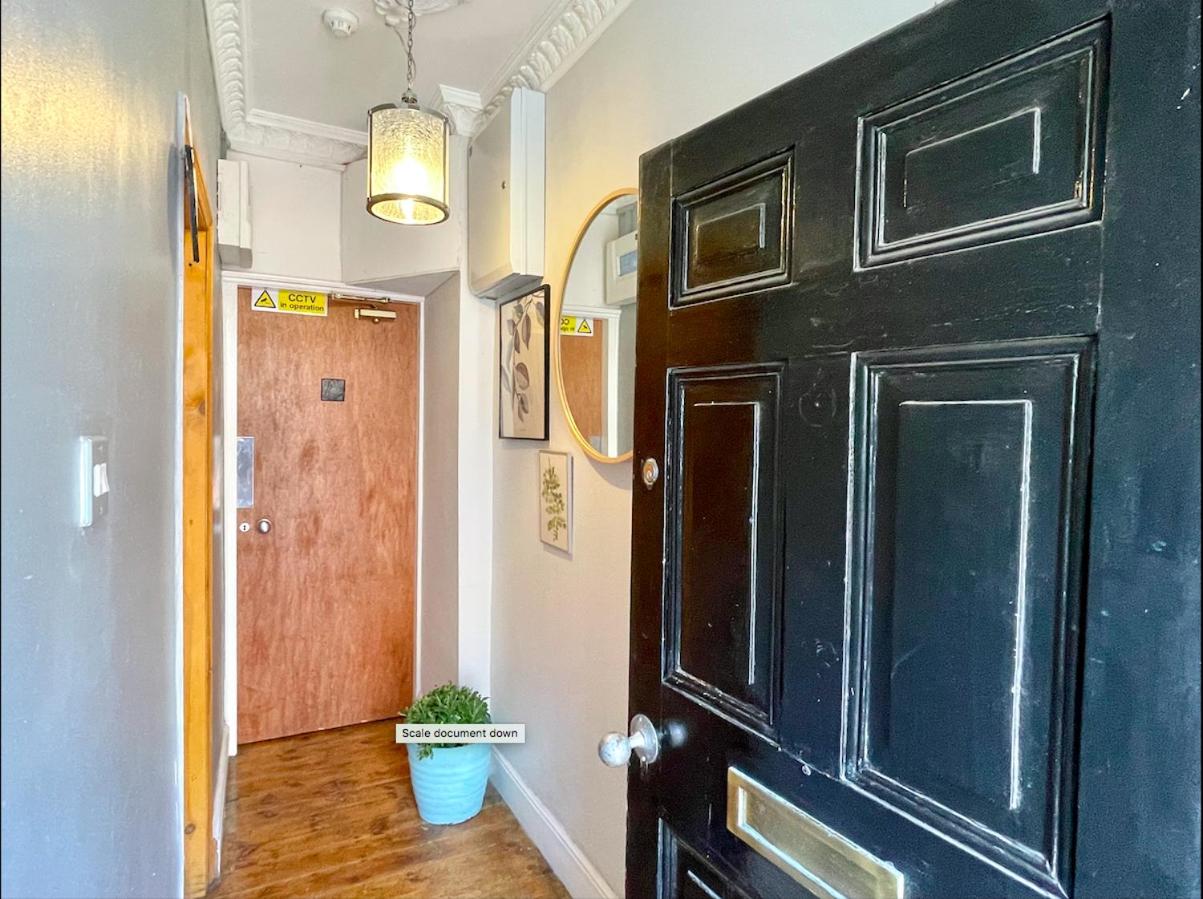 The LOCATION- 1 FREE PRIVATE PARKING SPACE - 60 SECOND WALK 2 MINSTER! view 4