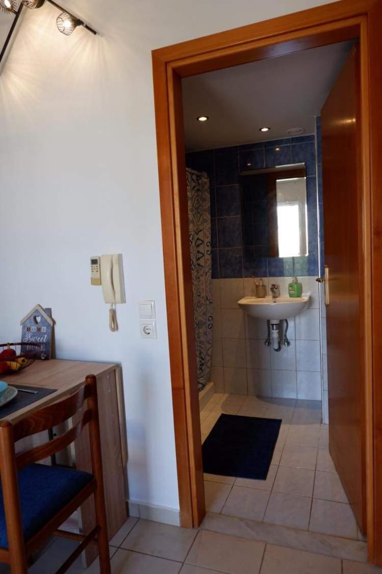 Quiet apartment with easy access to attractions. photo 5