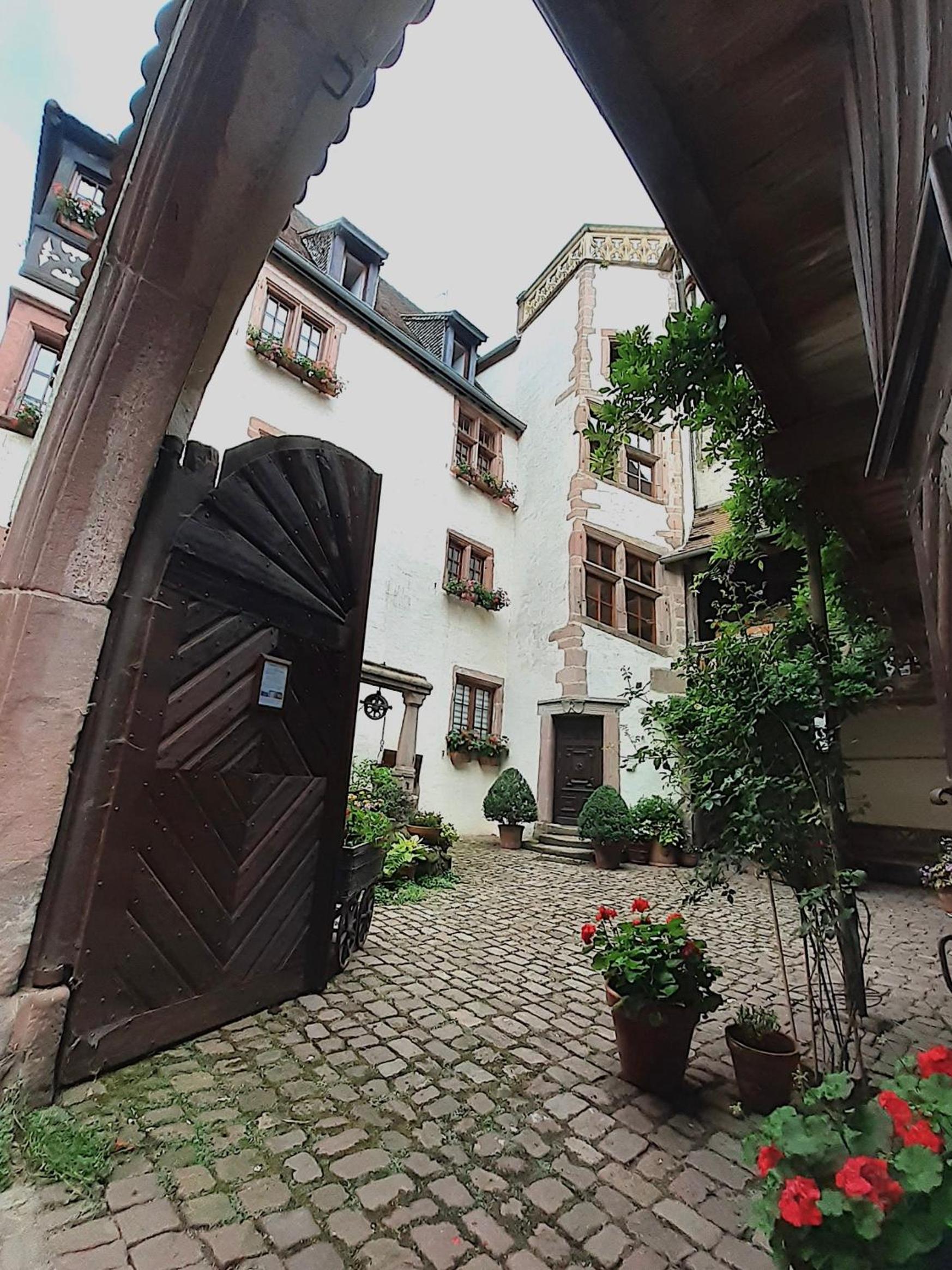 ADRIHOF à Riquewihr, Cour de l'Abbaye d'Autrey view 3