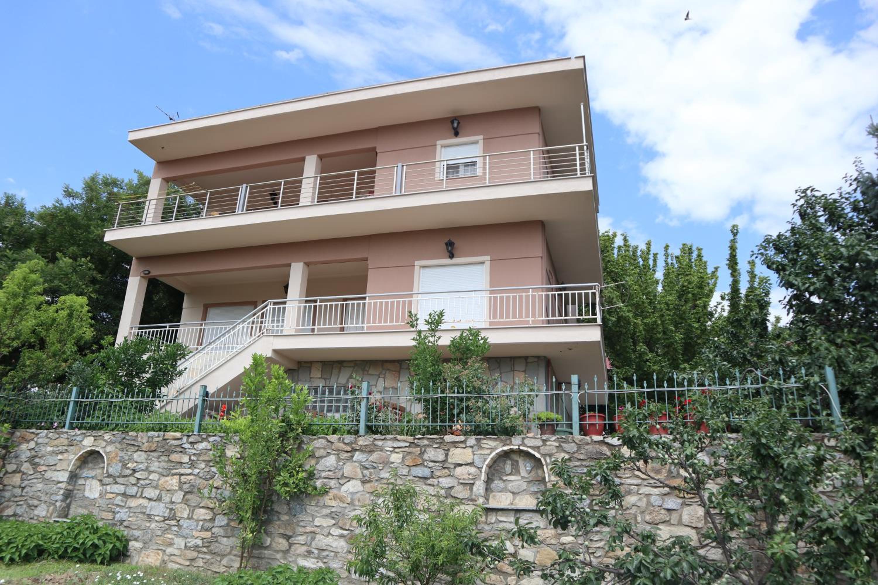 Angela House - Large Holiday Home for Families & Groups view 3