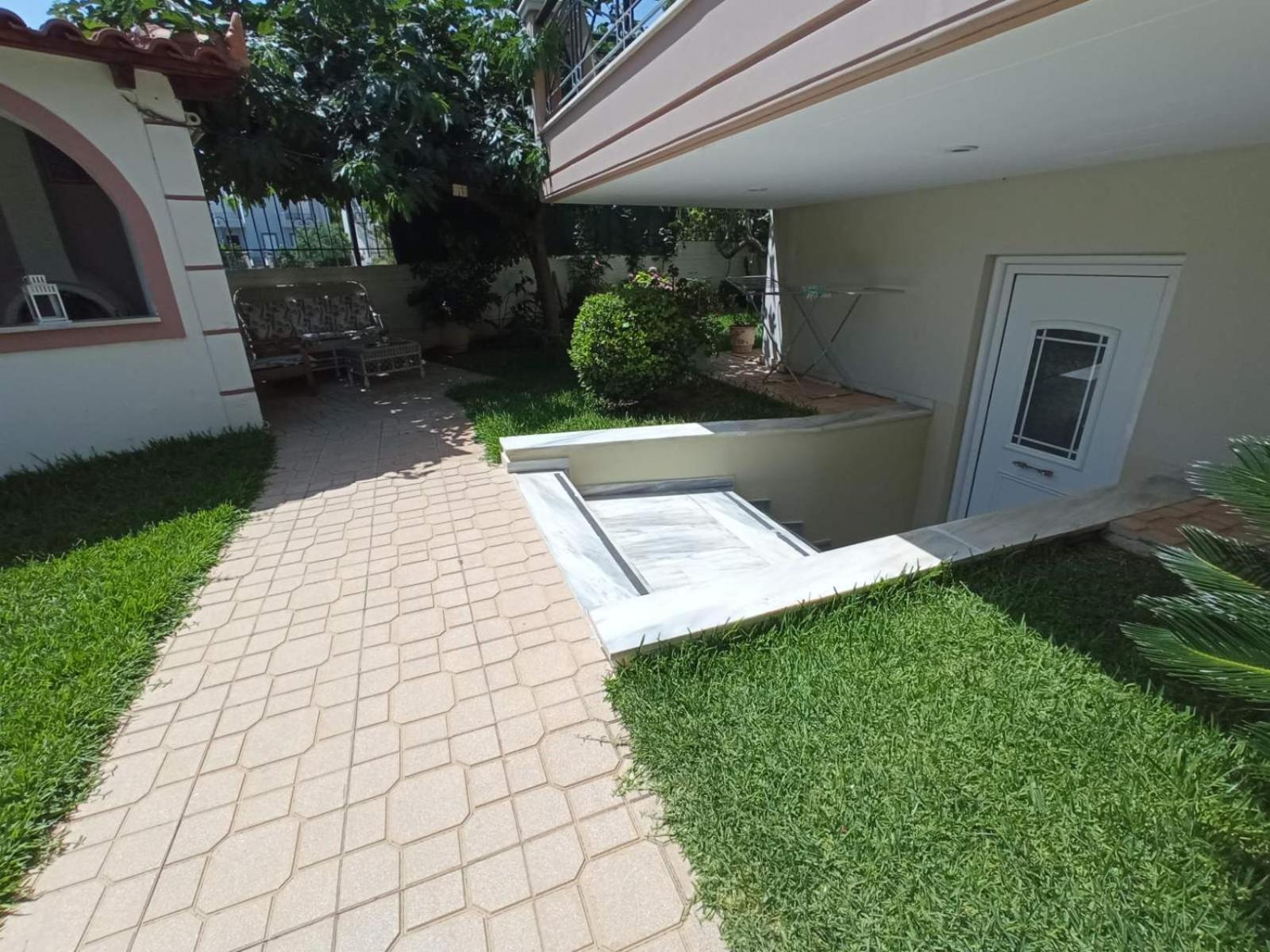 Flat with garden near sea, port and airport view 3