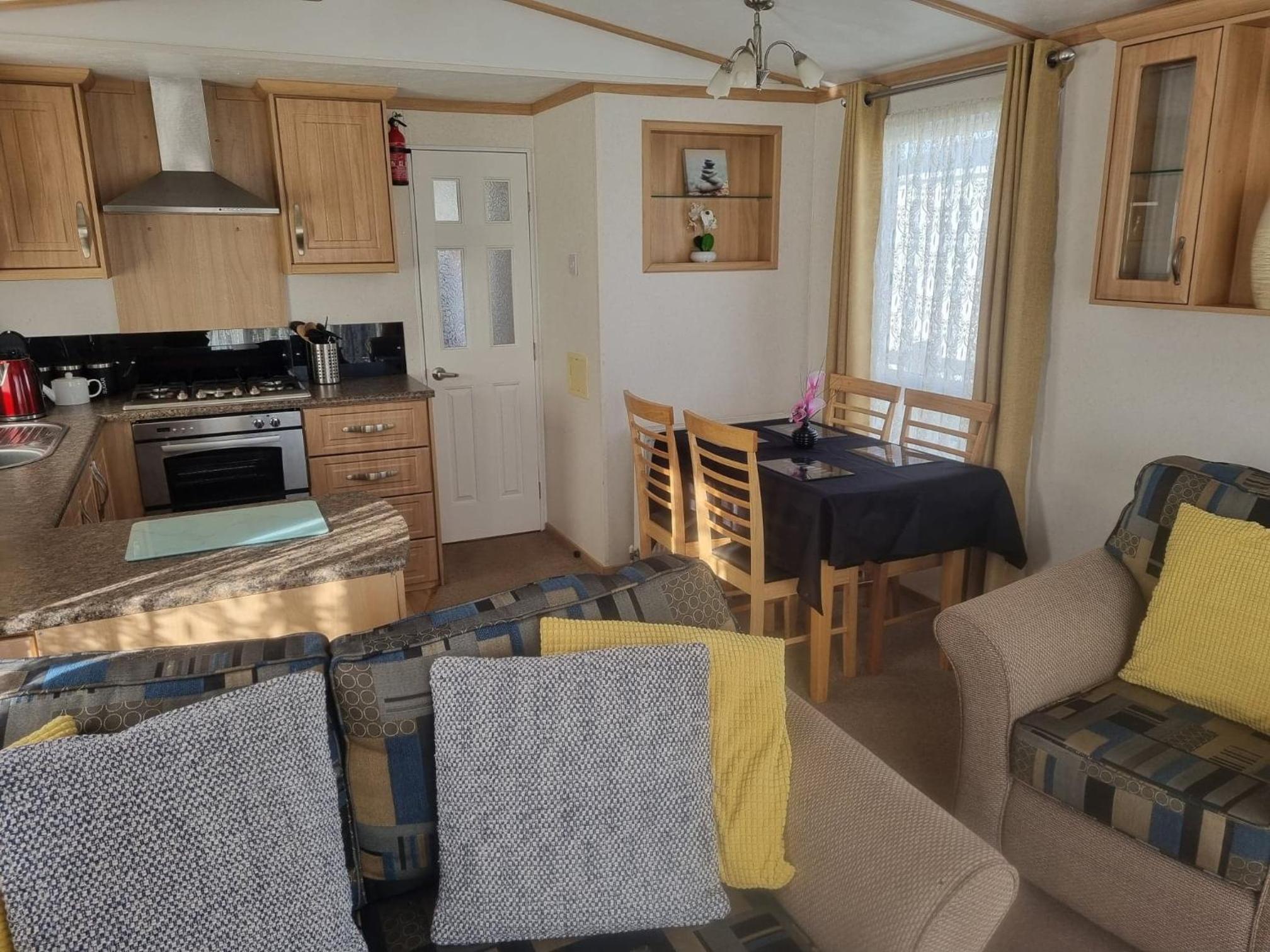 8 BERTH DELUXE CARAVAN Pg156 GOLDEN PALM CHAPEL ST LEONARDS view 4